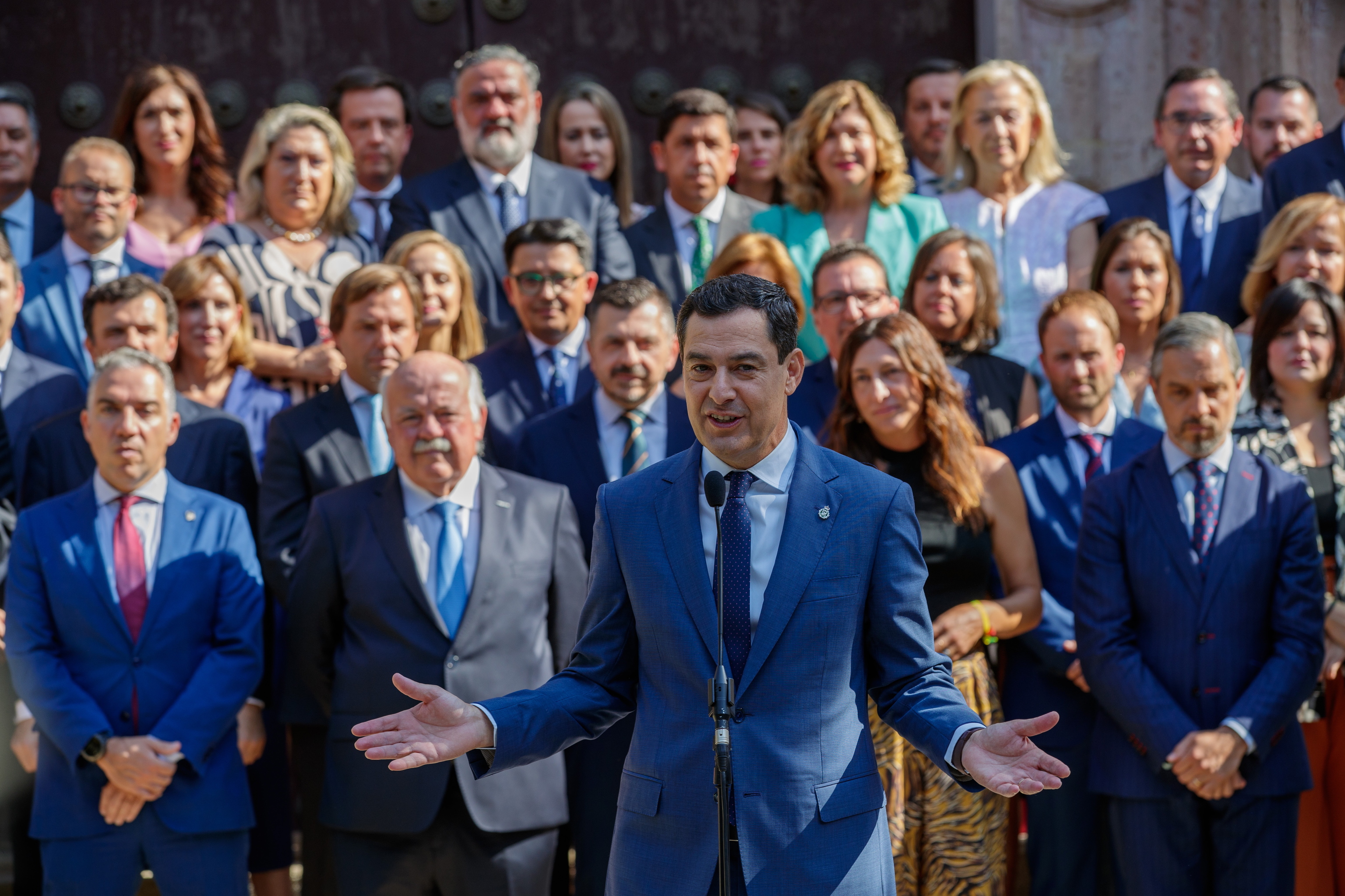 El presidente de la Junta en funciones y lder del PP-A, Juanma Moreno, junto a los diputados de su partido en la constitucin del nuevo Parlamento andaluz.