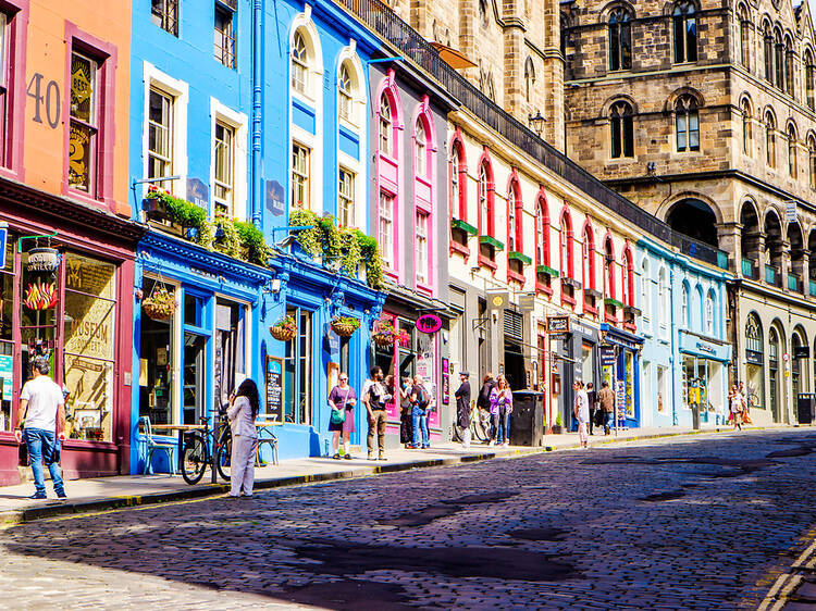 Los coloridos edificios del centro de Edimburgo.
