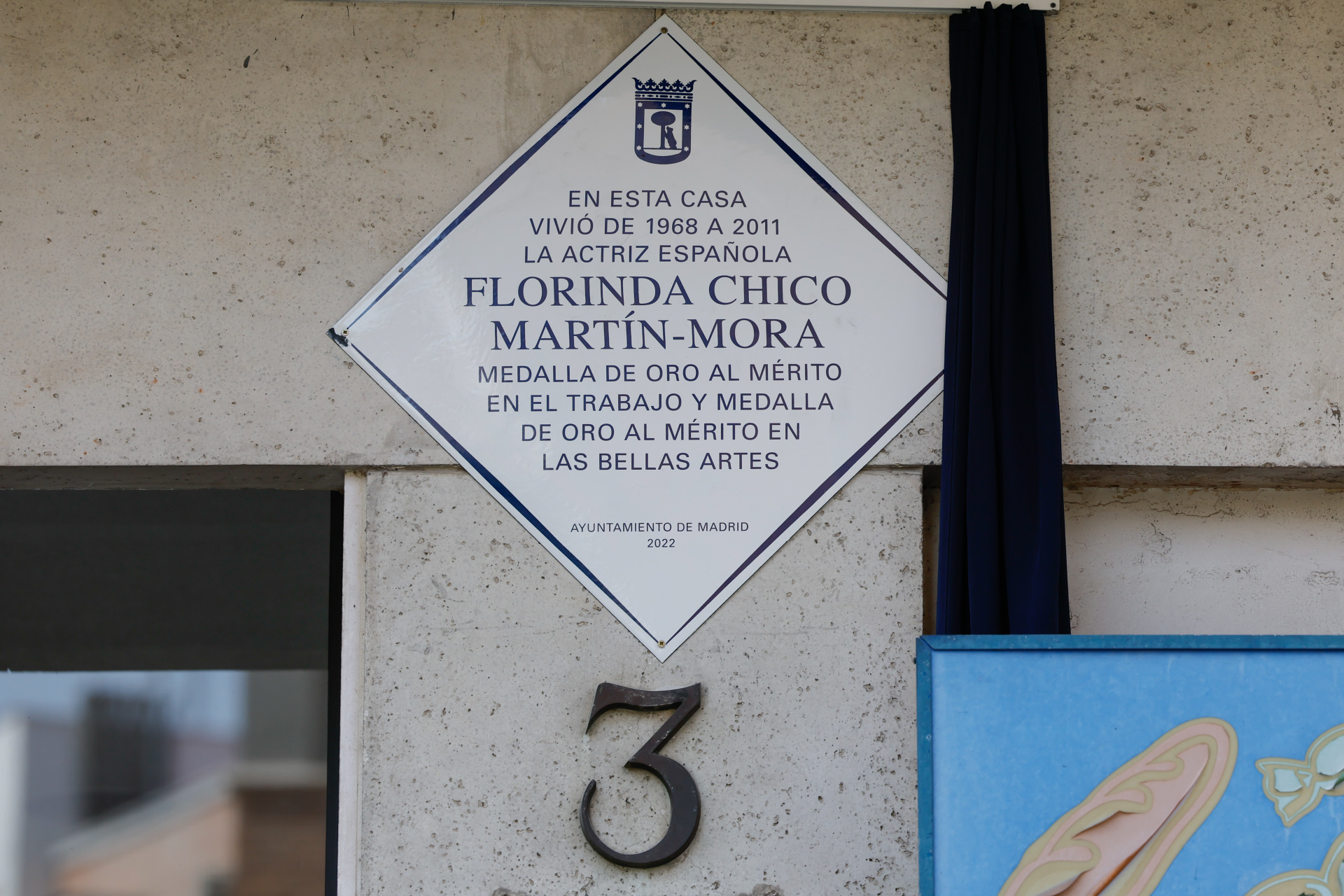 La placa que homenajea a la actriz colocada este jueves en la fachada de la que fuera su casa.