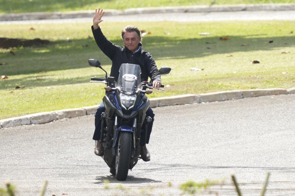 Jair Bolsonaro llega en moto a una conferencia