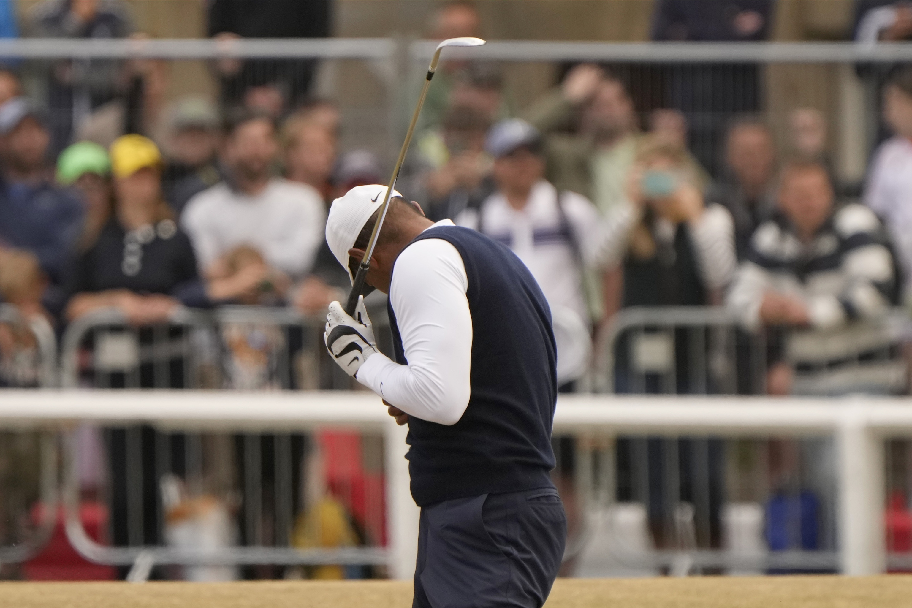 Tiger Woods, abatido, el jueves en el Old Course de St. Andrews.