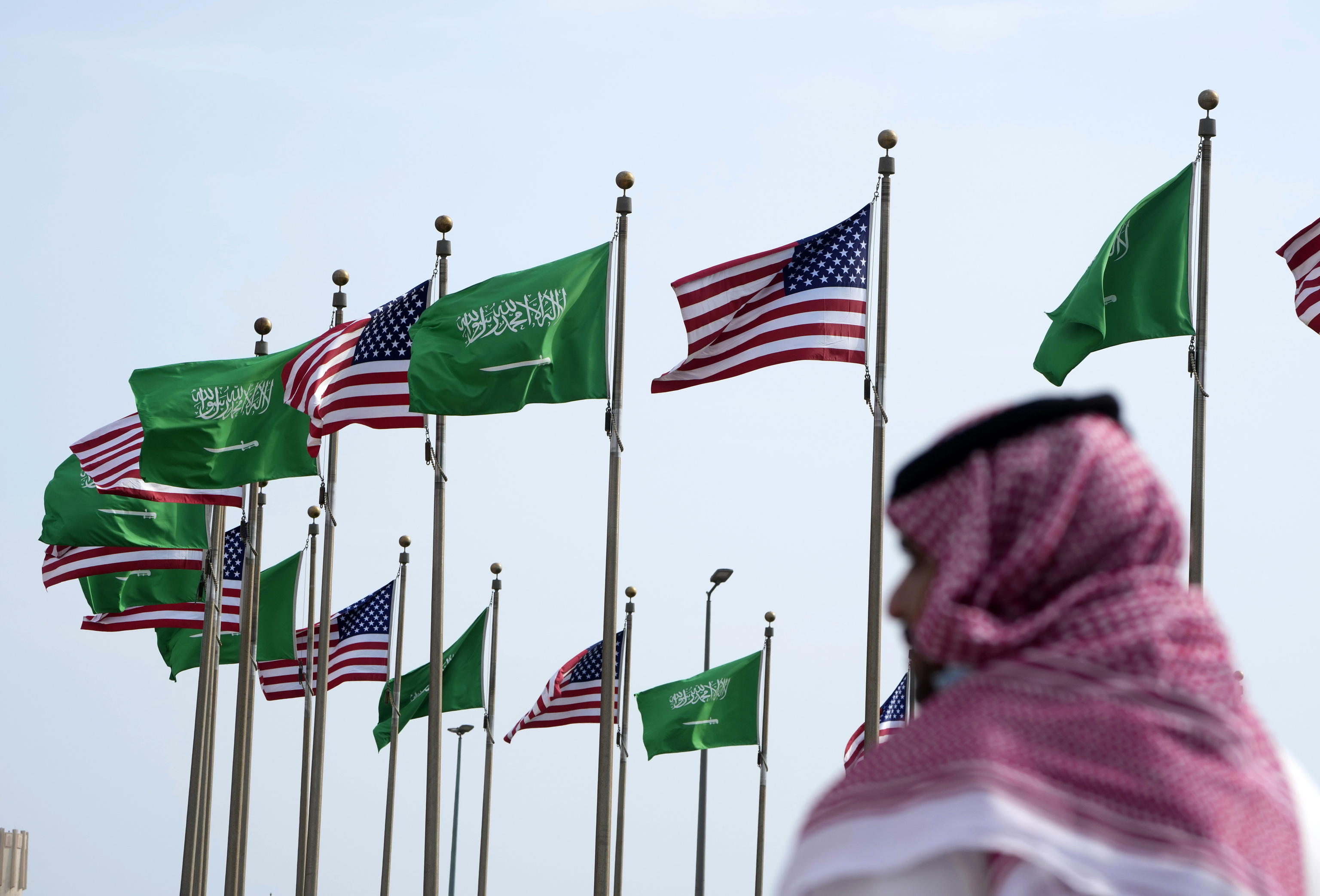 Banderas saudíes y norteamericanas en Jeddah.