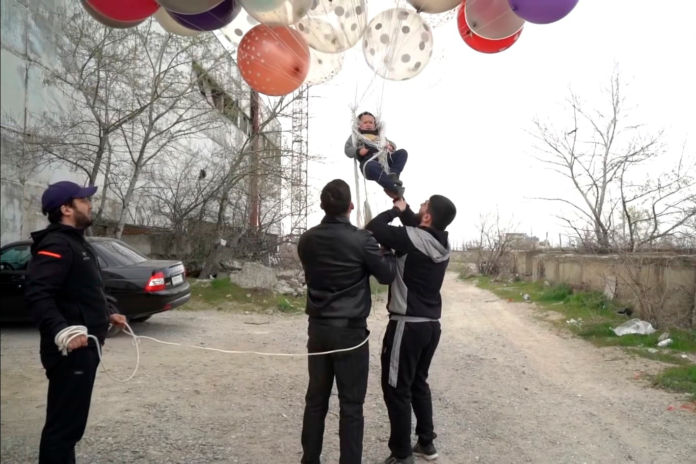 Un grupo de personas atan a Hasbulla a globos de helio para hacerle volar.