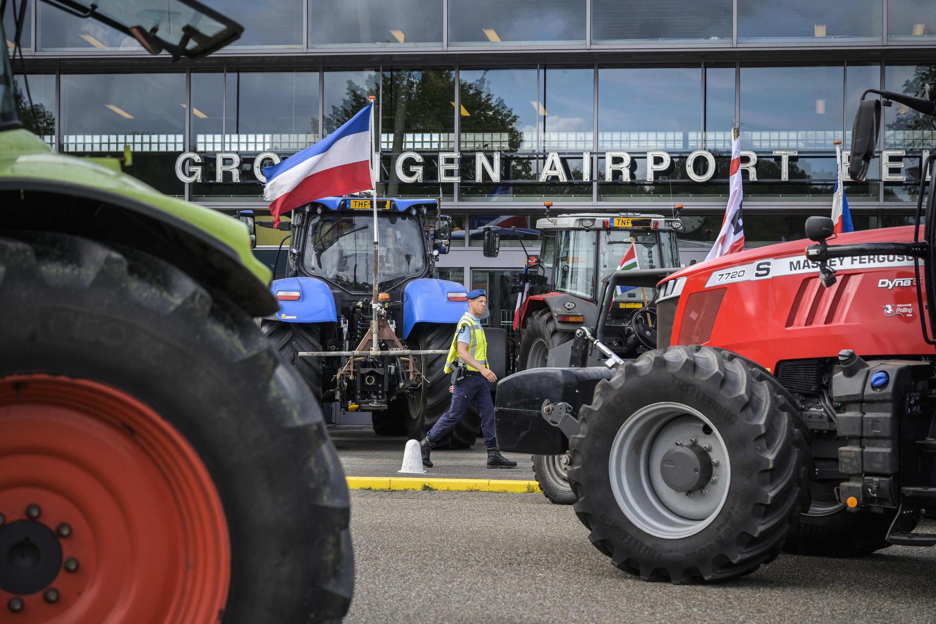 Granjeros holandeses bloquean un aeropuerto.