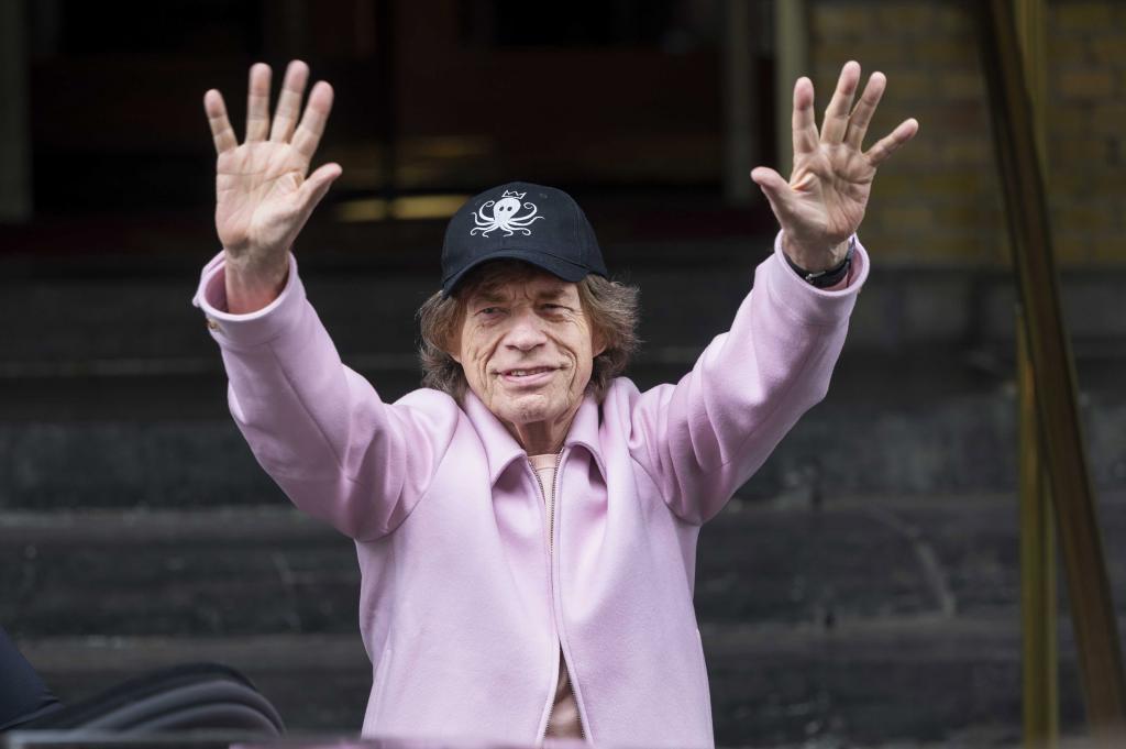 Mick Jagger saluda a sus fans antes de un concierto en Holanda.
