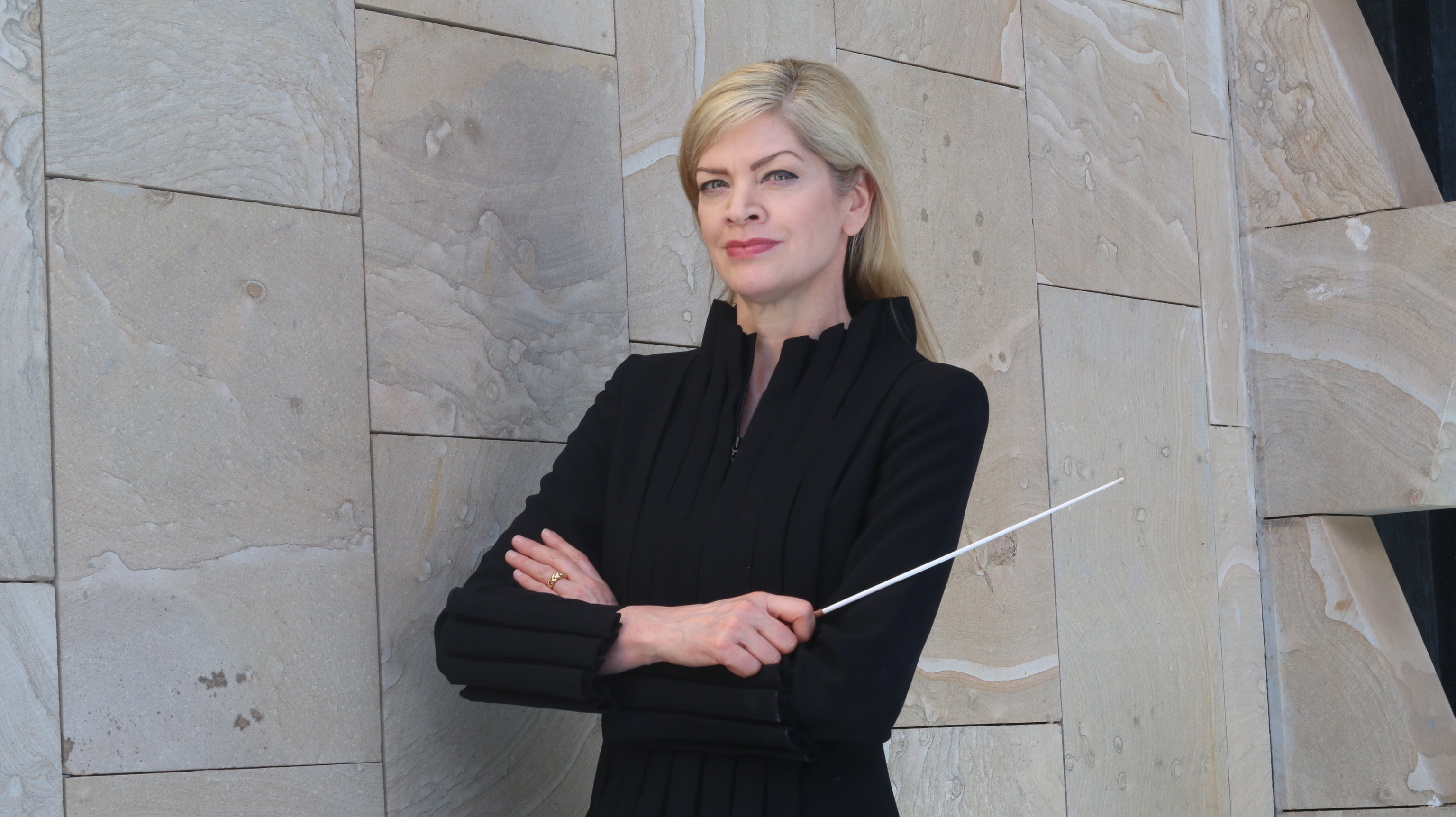 La directora de orquesta canadiense-ucraniana Keri-Lynn Wilson.
