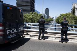 Dos agentes de la Policía Nacional velan por la seguridad en la Castellana.