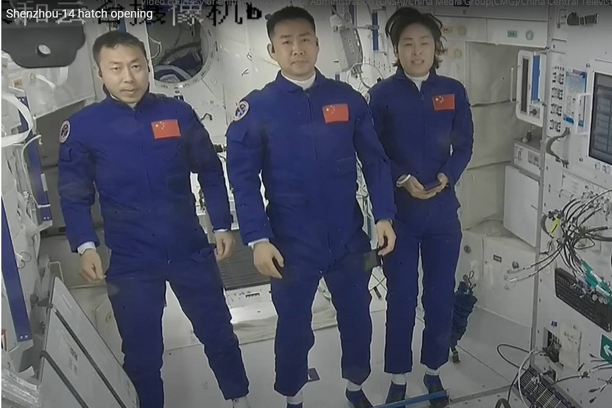 Chen Dong, Liu Yang y Cai Xuzhe, tripulantes de la misin Shenzhou-14, en la estacin Tiangong