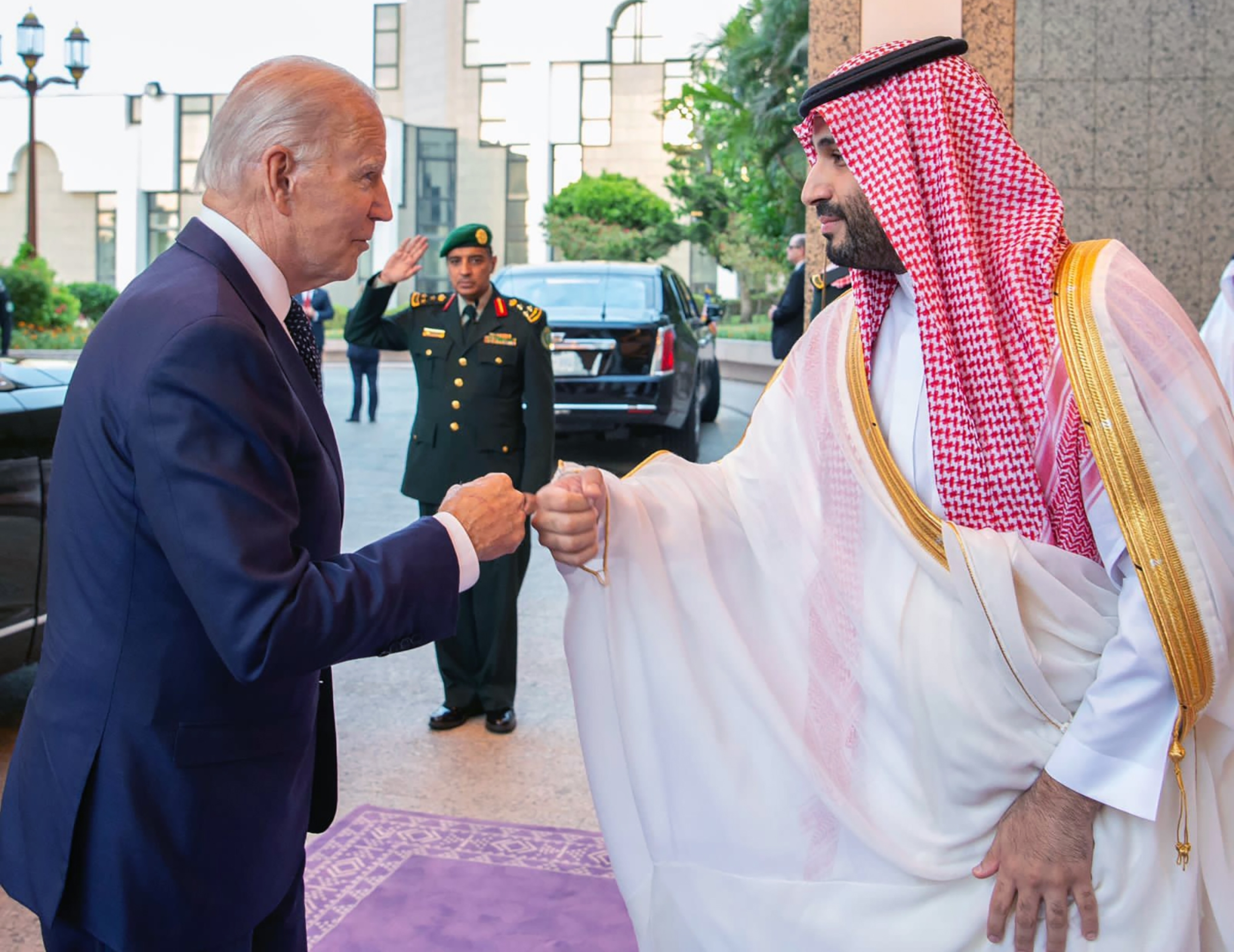 Joe Biden saluda a Mohammed bin Salman.
