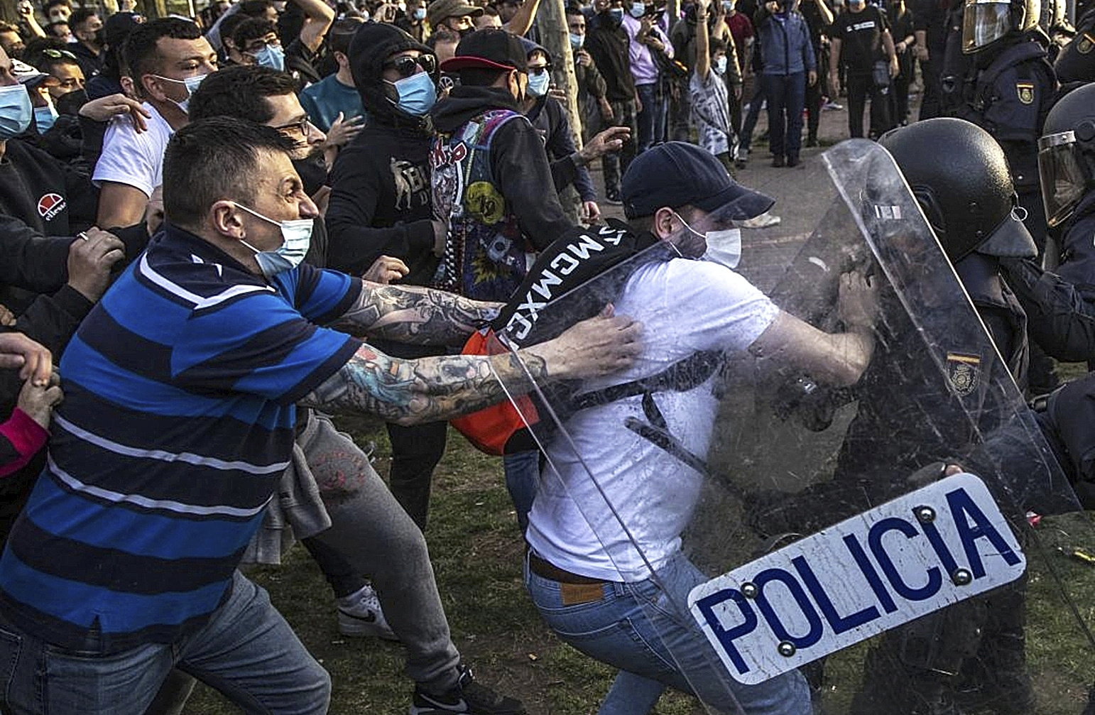 Un grupo de manifestantes se enfrenta a los agentes antidisturbios durante el mitin de Vox en Vallecas celebrado el 7 de abril de 2021.