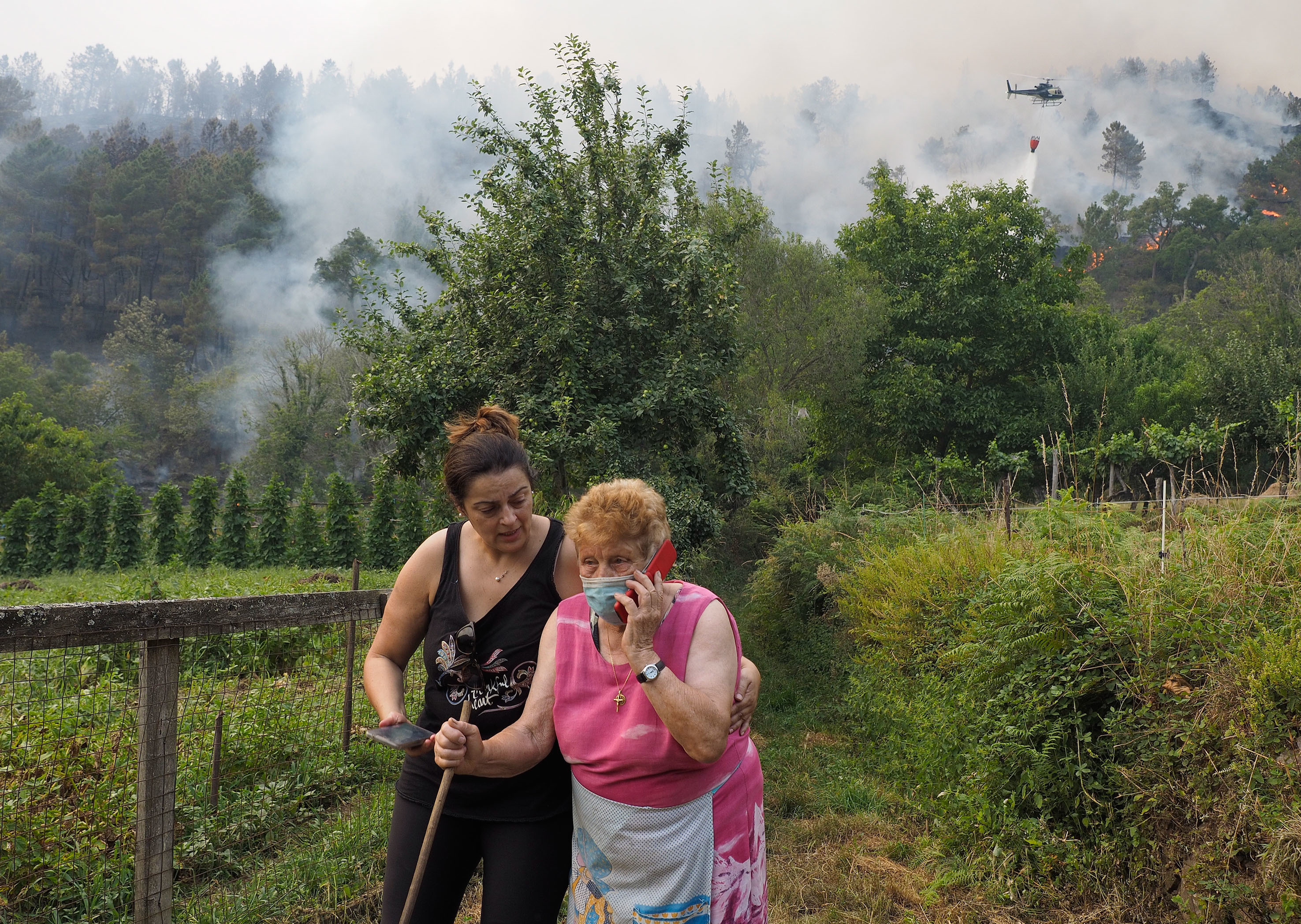 Dos mujeres huyen del incendio en Folgoso do Courel