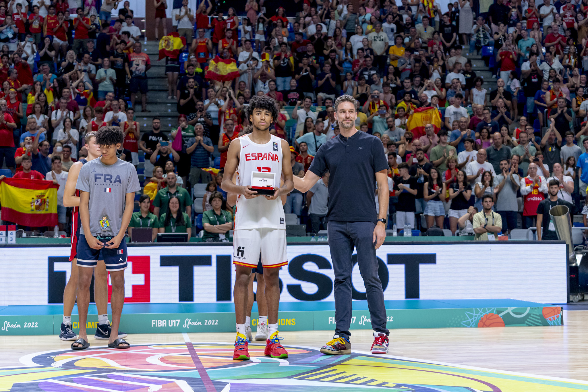 Almansa, con el MVP entregado por Pau Gasol.