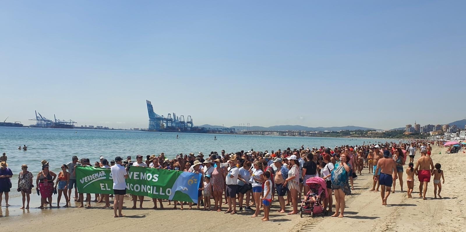 Manifestantes reclaman este domingo la salvacin de la playa de El Rinconcillo, en Algeciras.