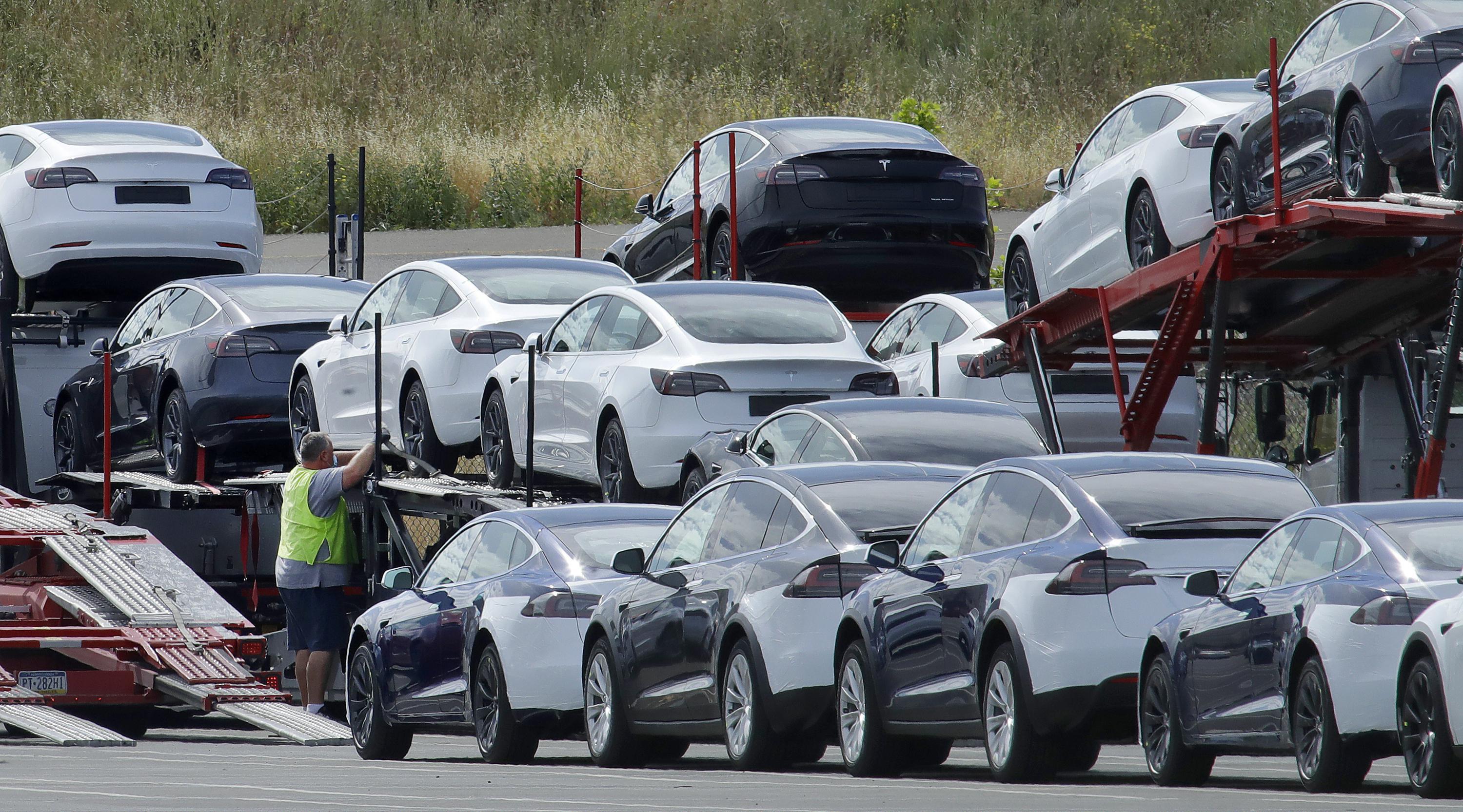 Transporte de coches de la marca Tesla