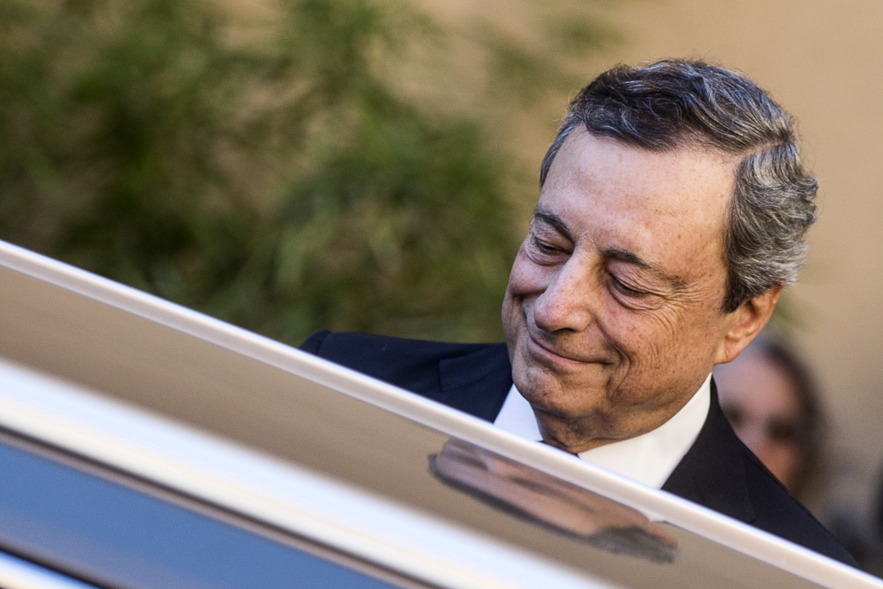 Draghi afianzará su pacto energético con Argelia antes de saldar su crisis
