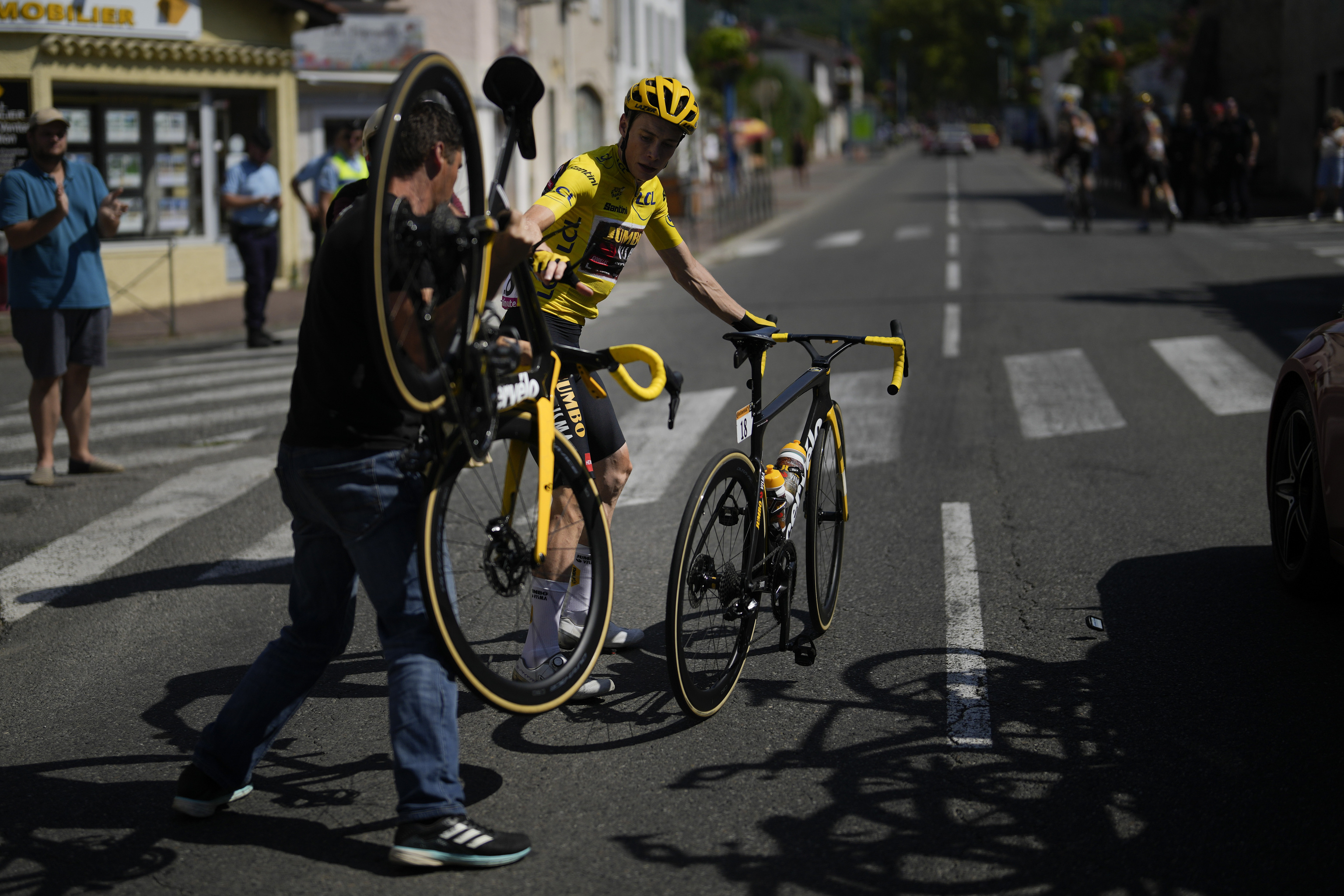 Vingegaard cambia de bicicleta tras su caída camino de Carcassonne.