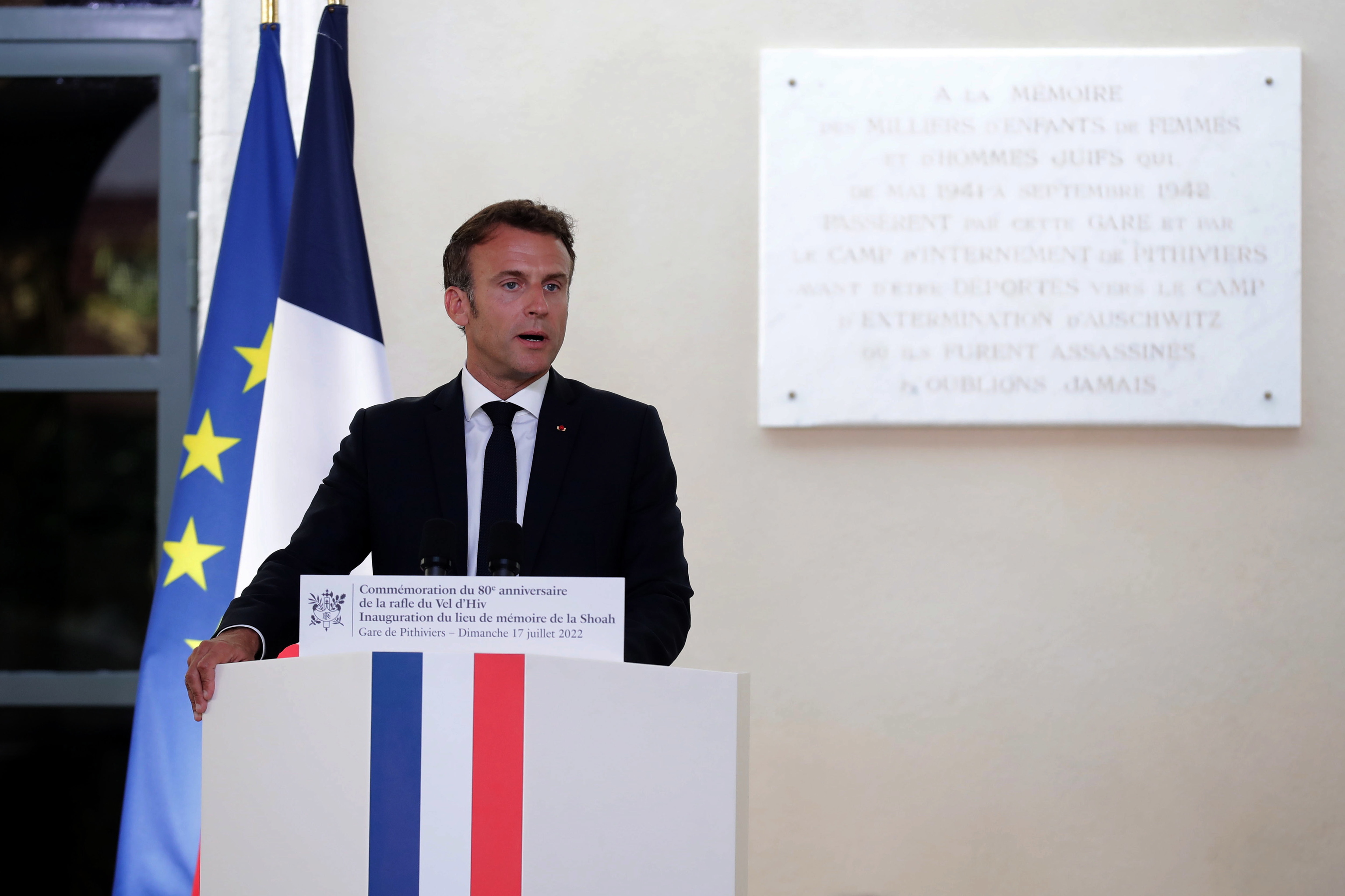 Macron da un discurso en la estacin de Pithiviers.