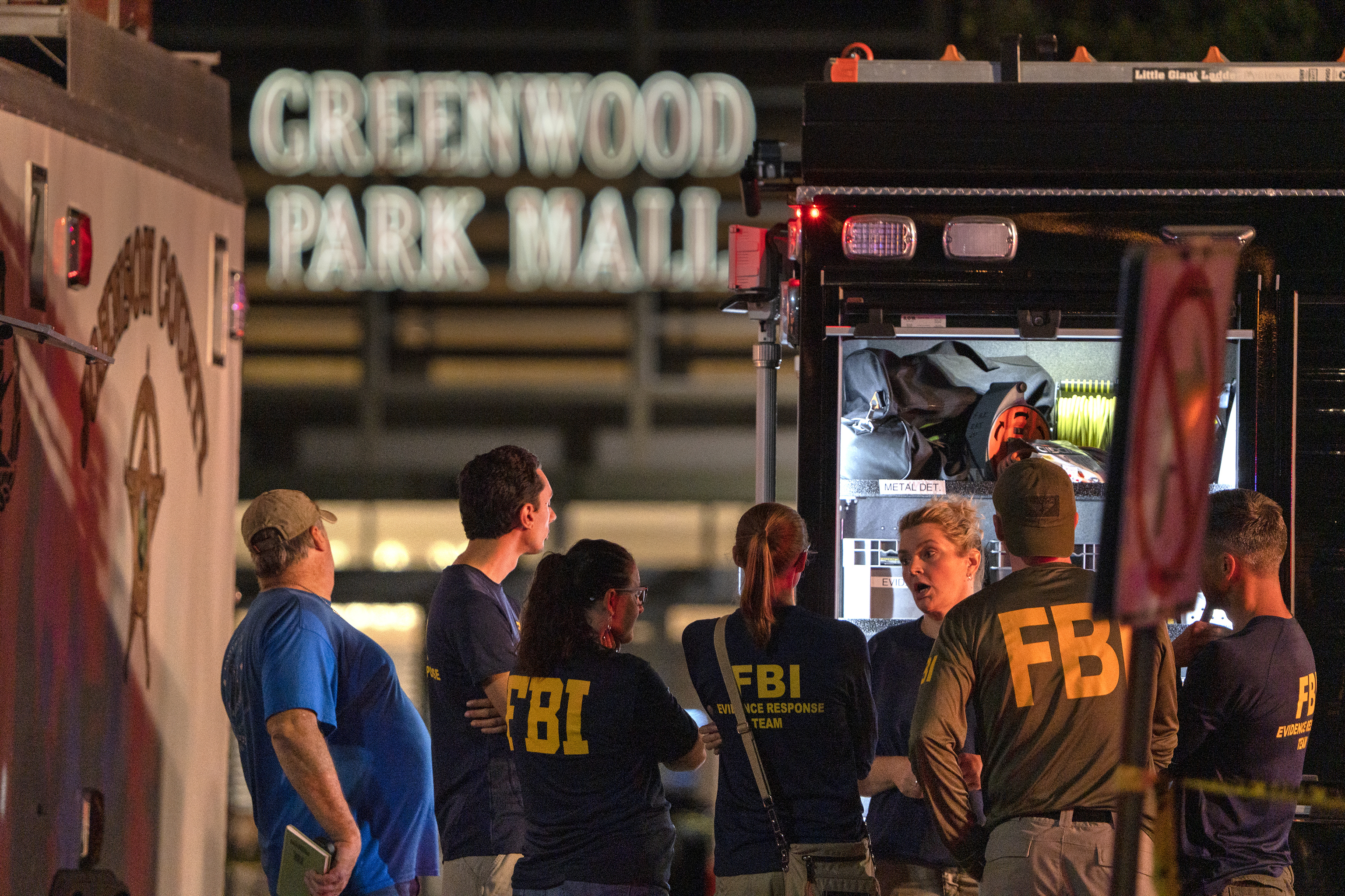 Agentes del FBI en la escena del tiroteo mortal, en el Greenwood Park Mall, en Greenwood, Indiana.