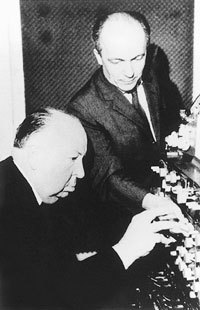 Alfred Hitchcock (i) y Oskar Sala (d)