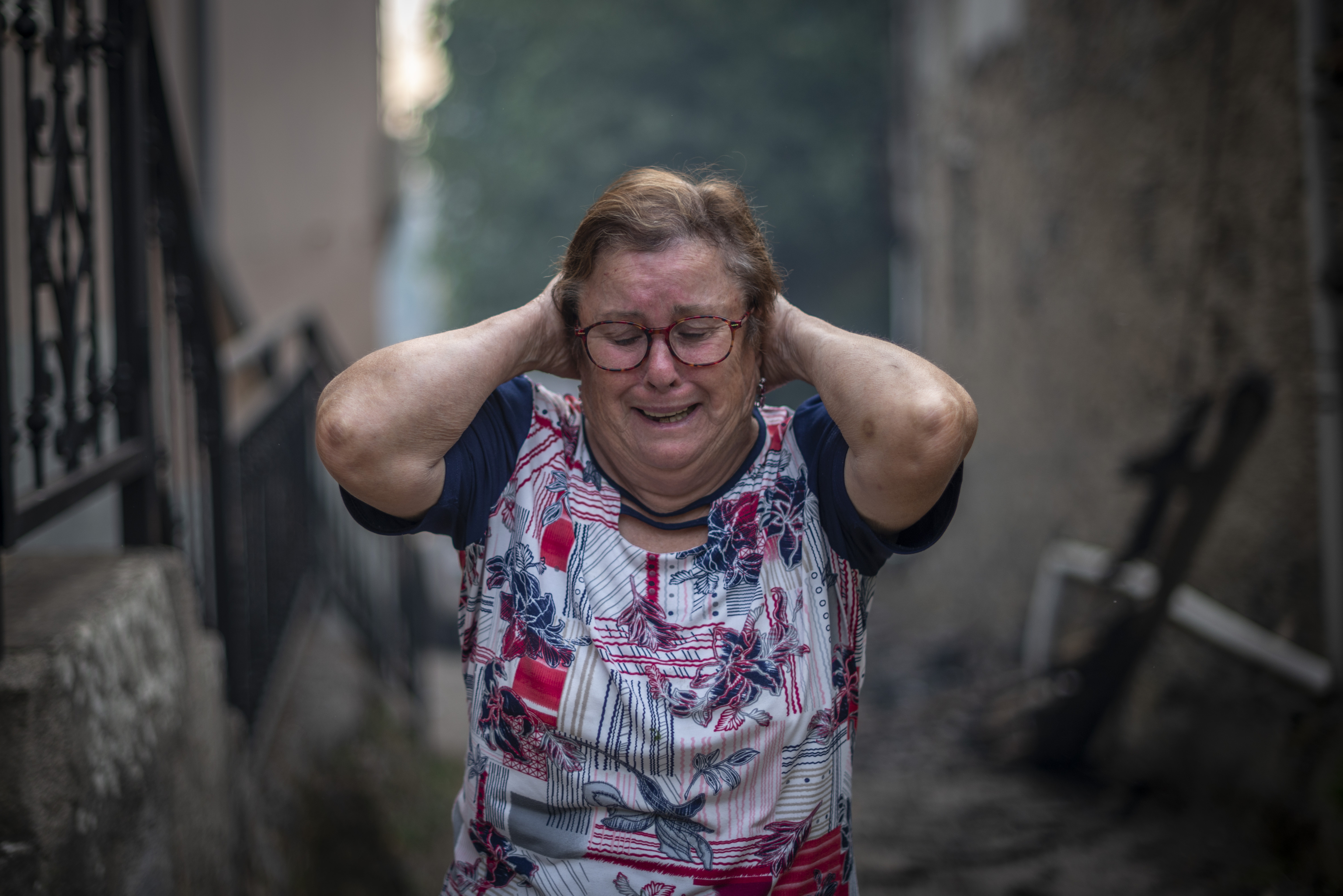Una mujer llora por los daños del fuego en Alixo.