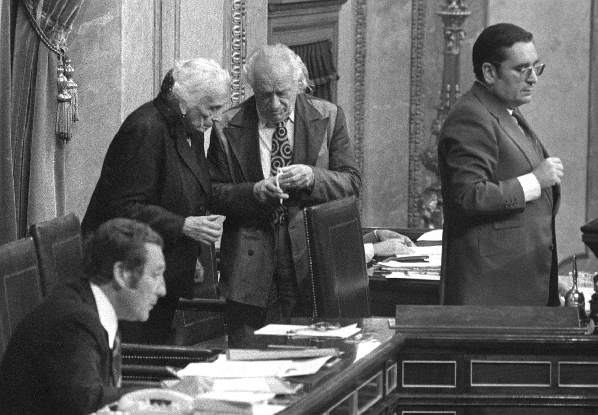 Dolores Ibarruri, president of the PCE, and Rafael Alberti at the Congress of Deputies in 1977.