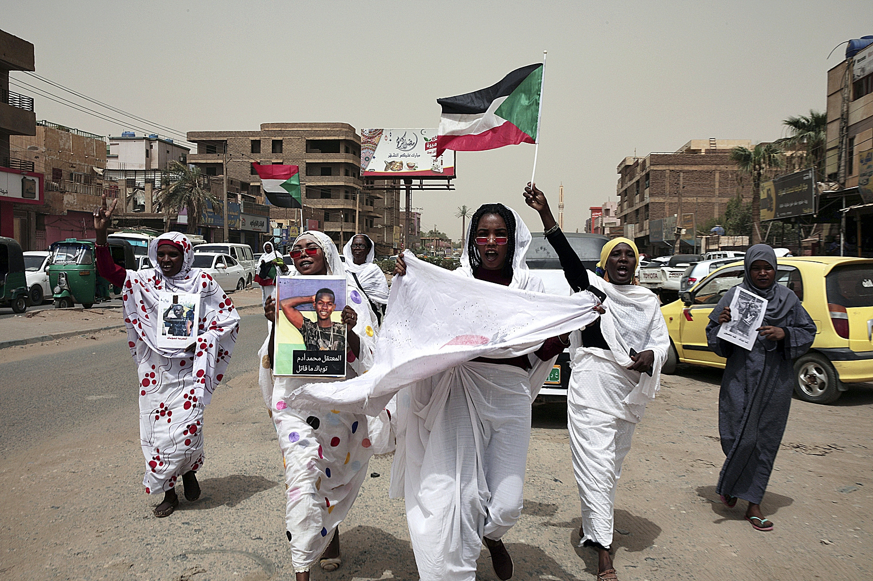 Mujeres protestan contra la violencia policial en Omdurman.