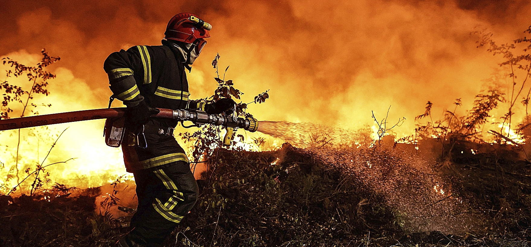 Bombero combatiendo las llamas en Francia, el 17 de julio de 2022.