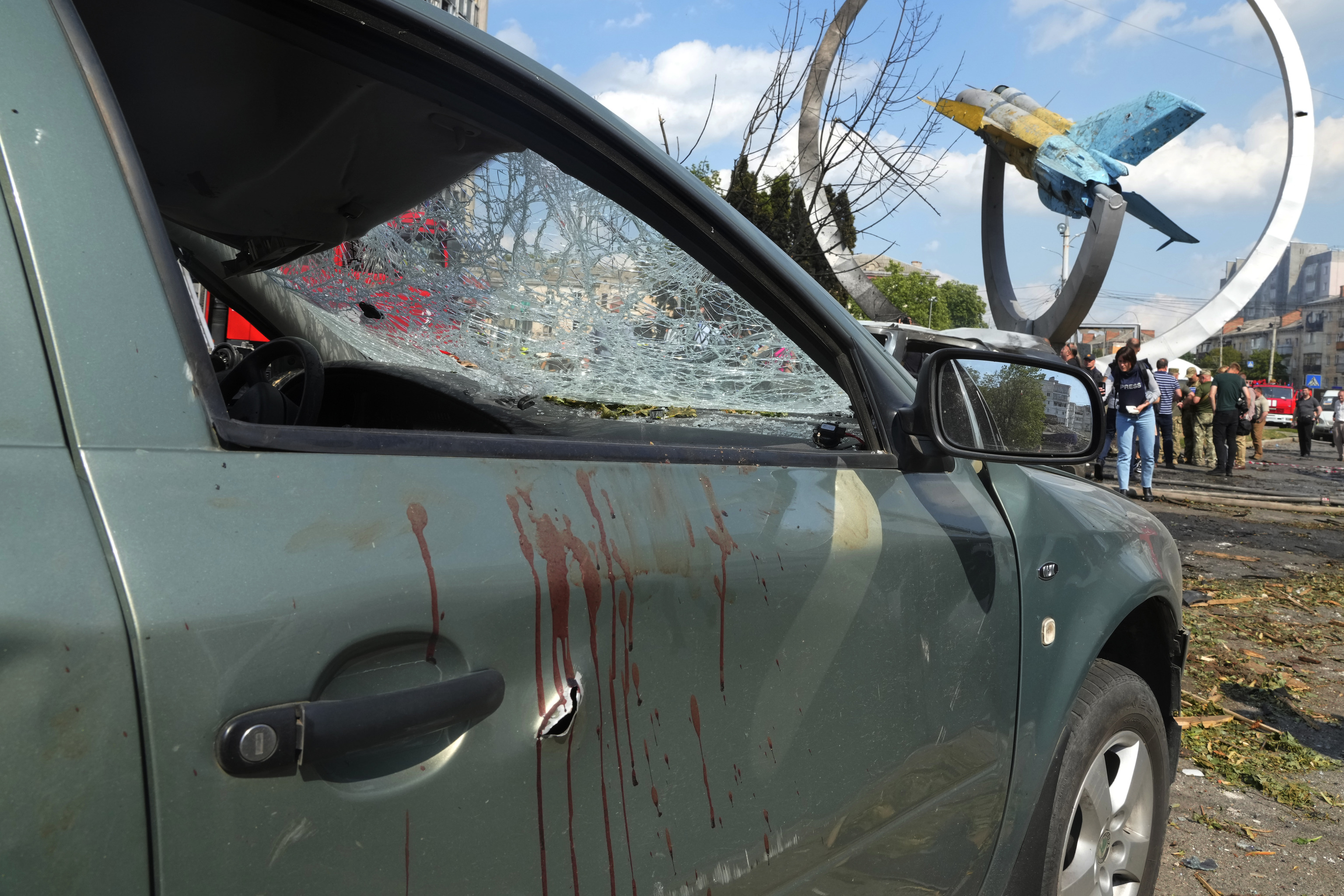 Rastros de sangre en un coche tras un bombardeo ruso en Vinnytsia, Ucrania.