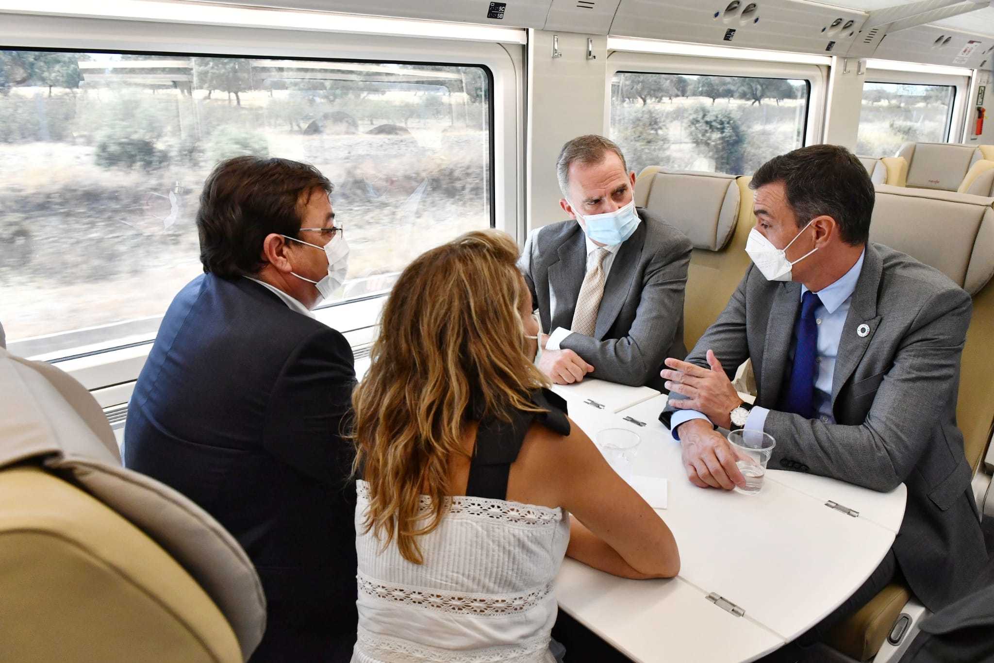 El Rey Felipe VI y Pedro Snchez, junto a la ministra de transportes y el presidente de la Junta de Extremadura