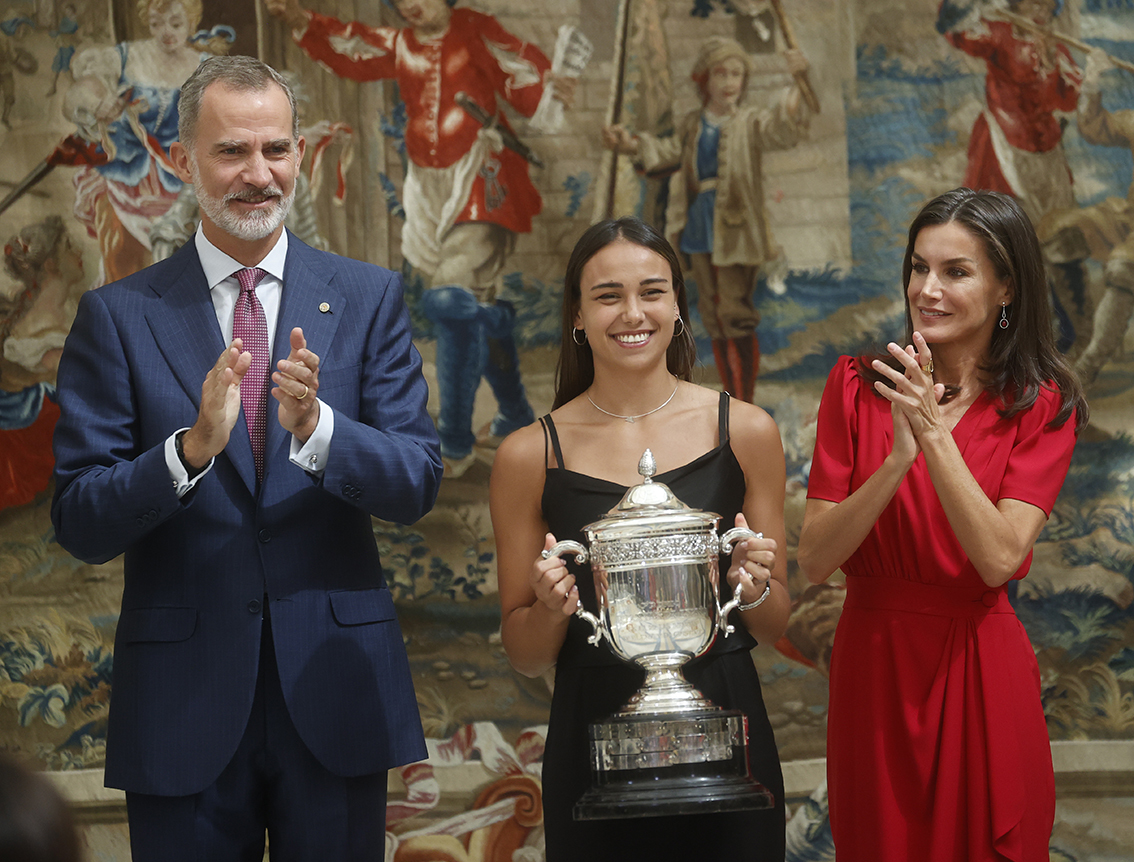 Carmen Ramos recibe el galardn de las manos del rey Felipe VI y la reina Letizia.