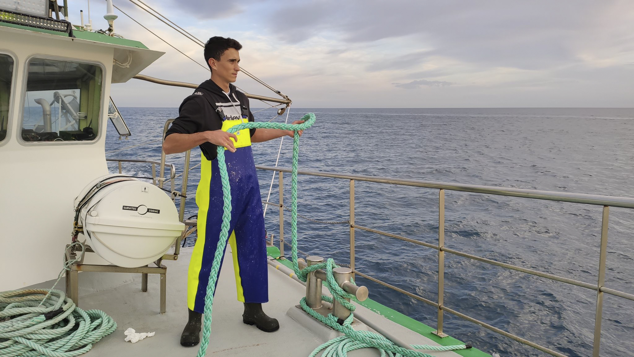 Rubén Arego (23 años), patrón de sexta generación, recoge las redes de uno de sus dos barcos en el Mediterráneo