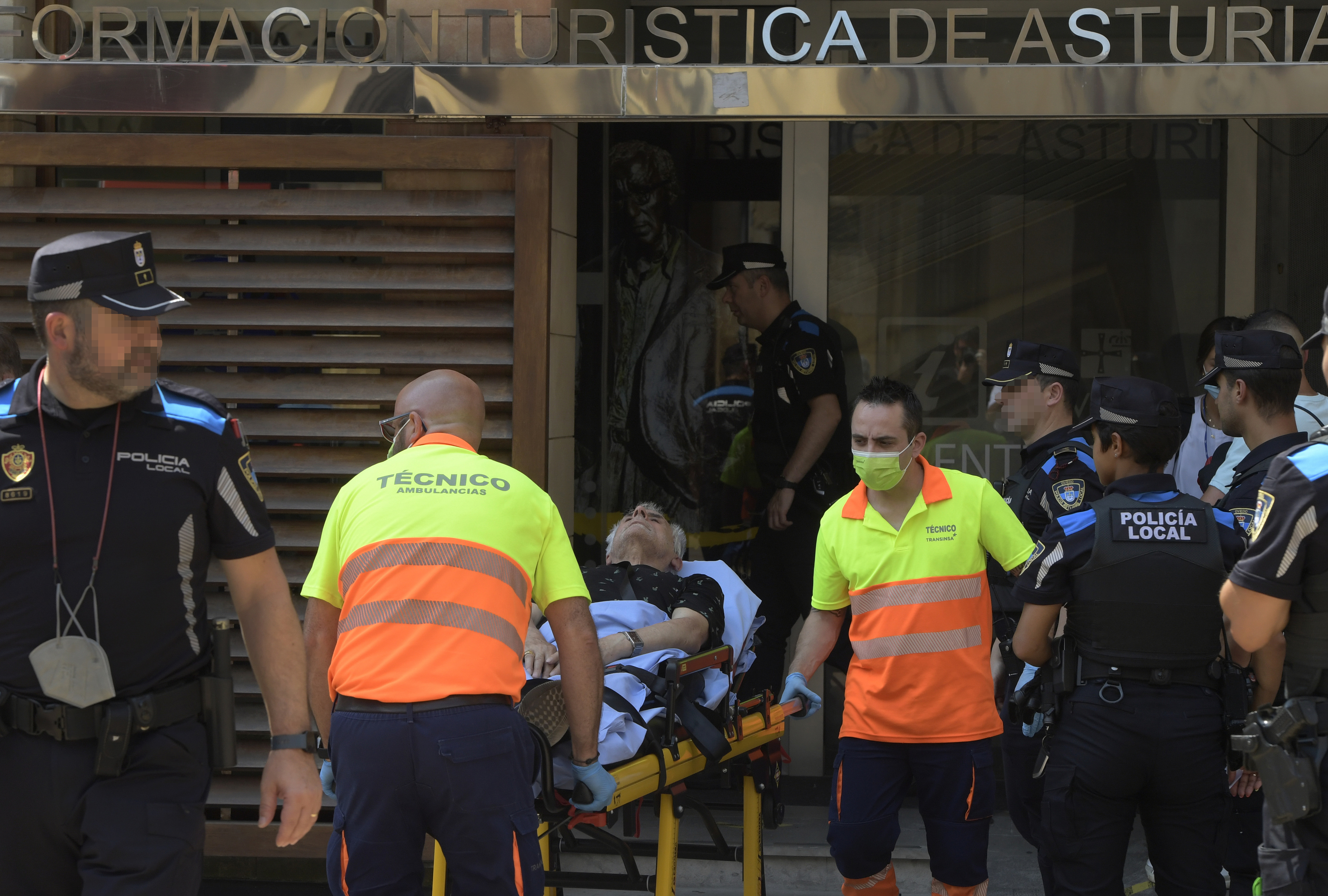 Un hombre es traslado tras sufrir un golpe de calor en la plaza del Ayuntamiento de Oviedo, el pasado domingo.
