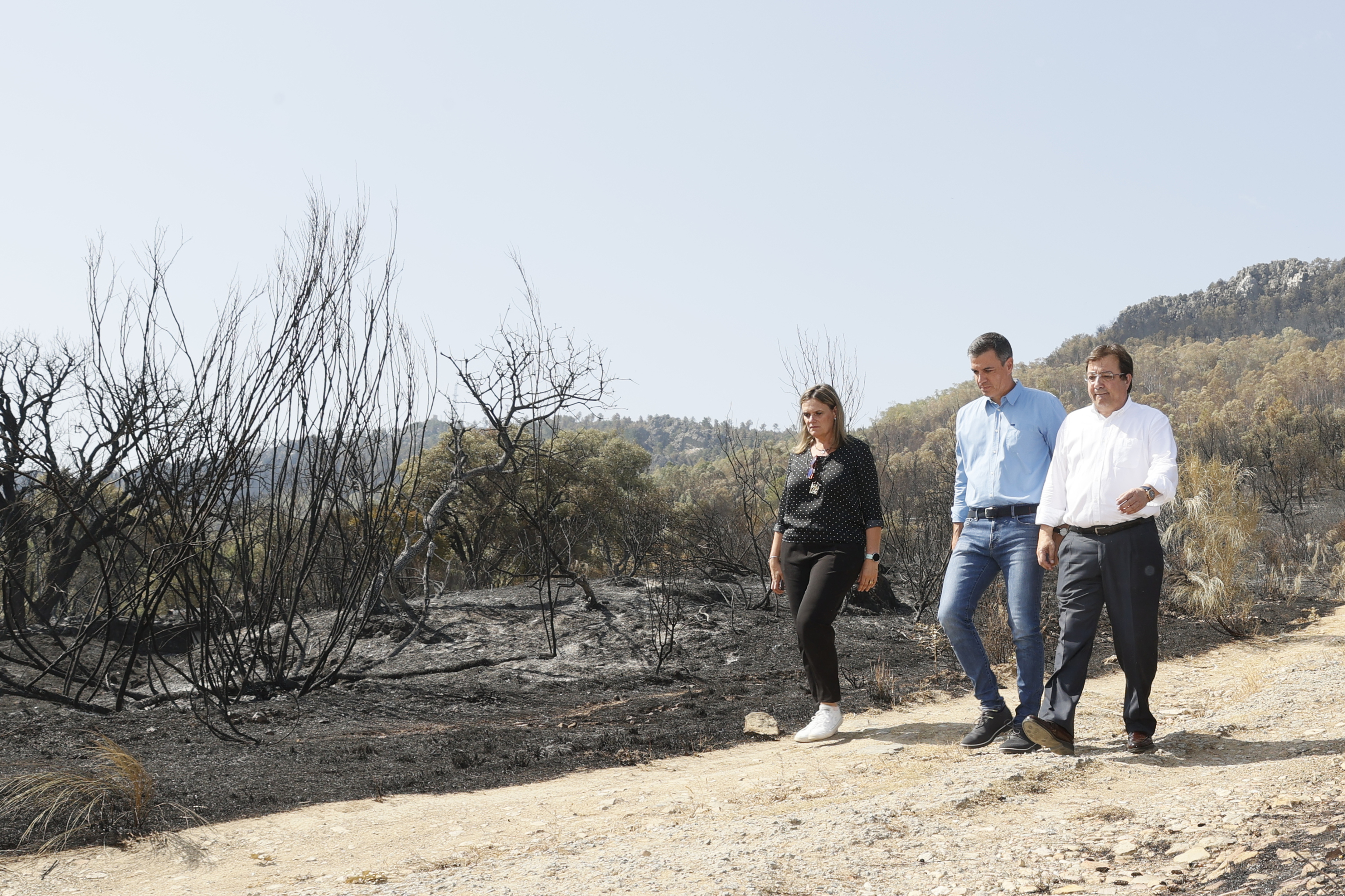Pedro Sánchez, acompañado del presidente de Extremadura, Guillermo Fernández Vara, visita el incendio en Casas de Miravete (Cáceres).