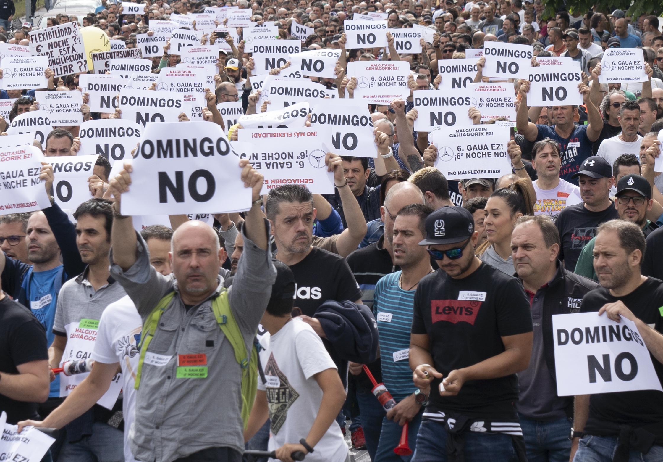 Trabajadores de Mercedes Benz de Vitoria durante una de las manifestaciones previa a la celebración del referéndum.