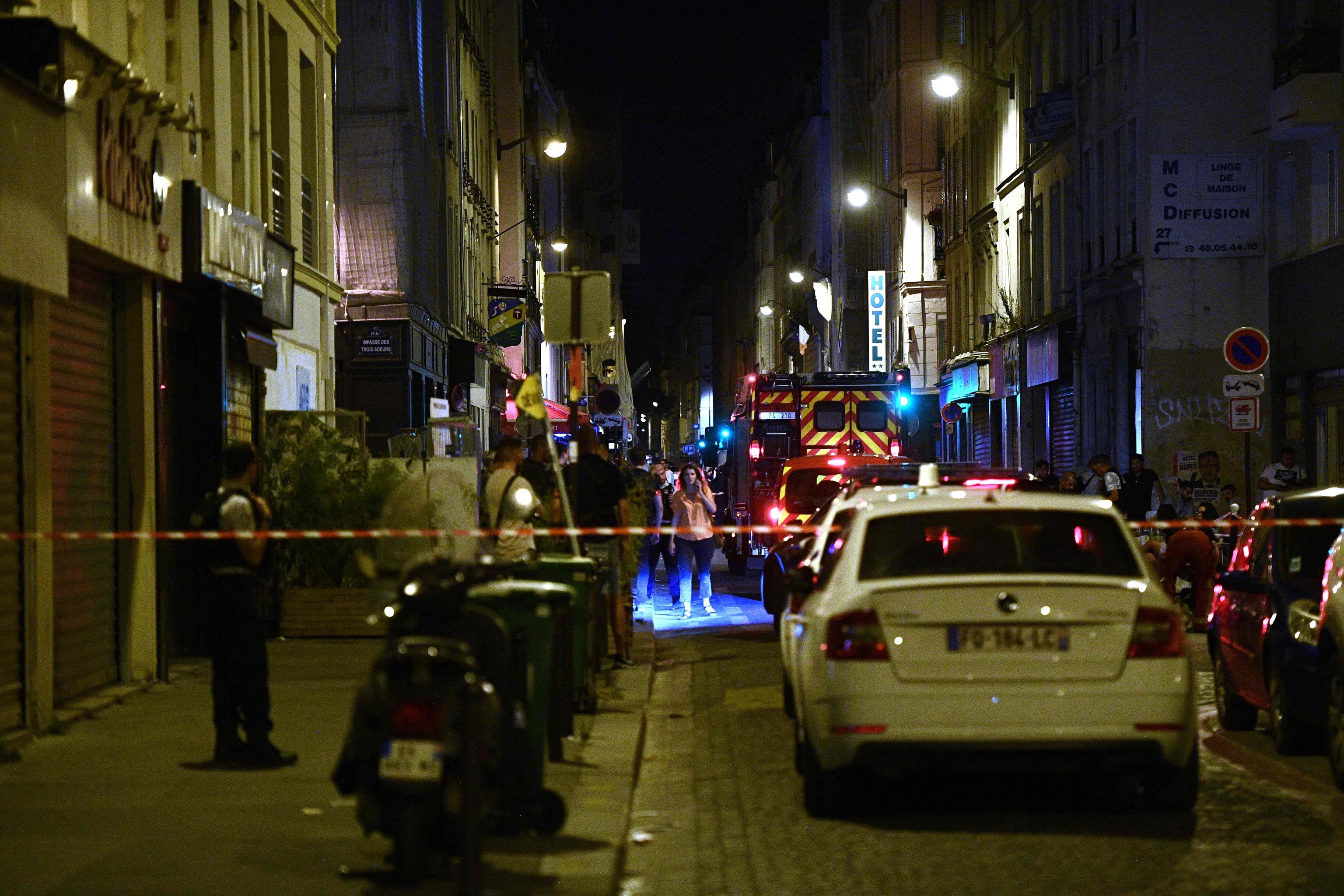 Un muerto y cuatro heridos en un tiroteo con un Kalashnikov contra la terraza de un bar en París