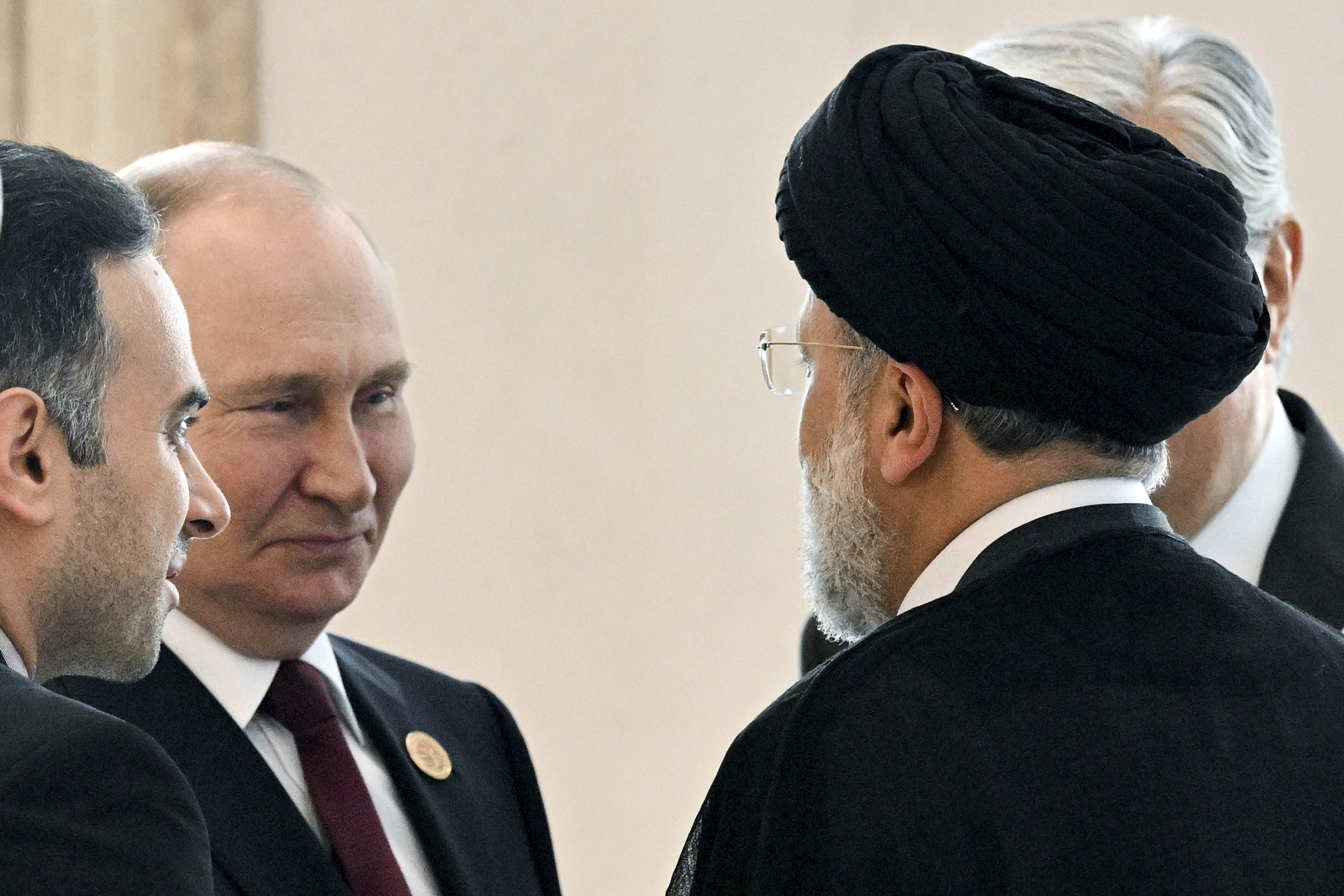 El presidente ruso Vladimir Putin, a la izquierda, habla con el presidente iraní Ebrahim Raisi, de espaldas, en una pasada cumbre de junio.