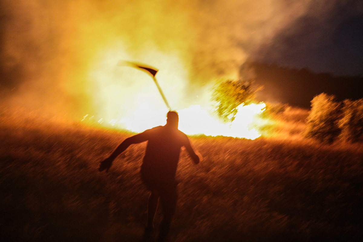 Una patrulla vecinal contra el incendio de Zamora: "Este fuego lo apagamos nosotros!"