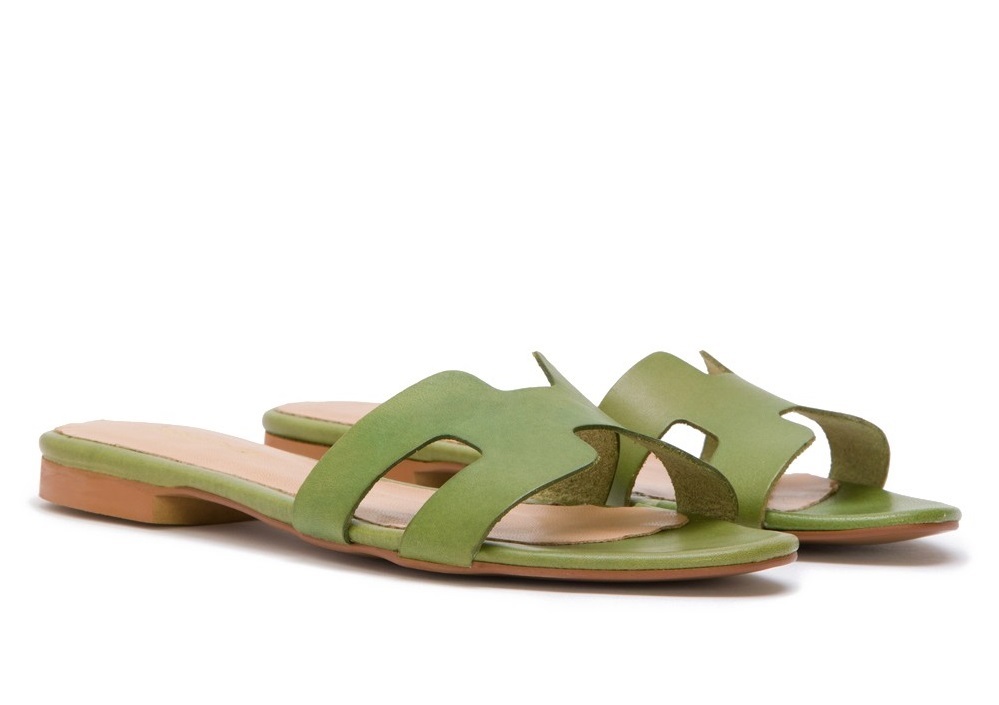 ALT: Sandalias de piel 'mules' de Elodie Shoes.