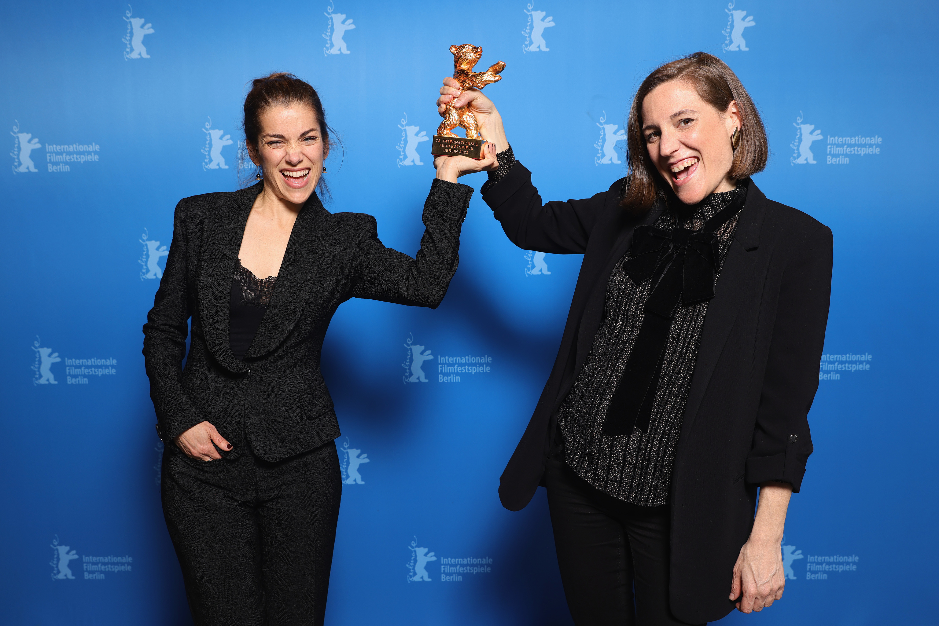 La productora María Zamora y Clara Simón en la Berlinale tras ganar el Oso de Oro por 'Alcarràs'.