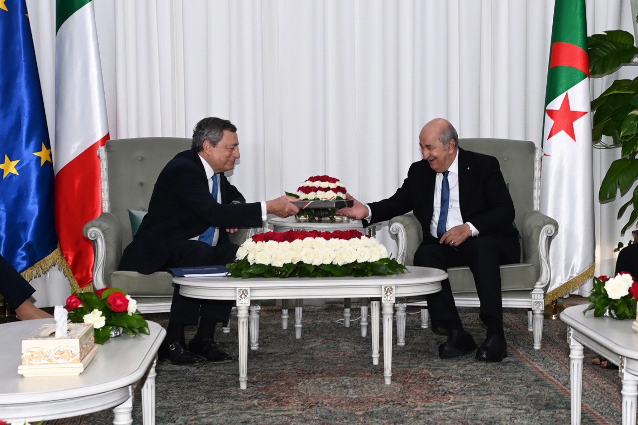 El presidente argelino, Abdelmayid Tebune, recibe a Mario Draghi, el lunes en Argel.