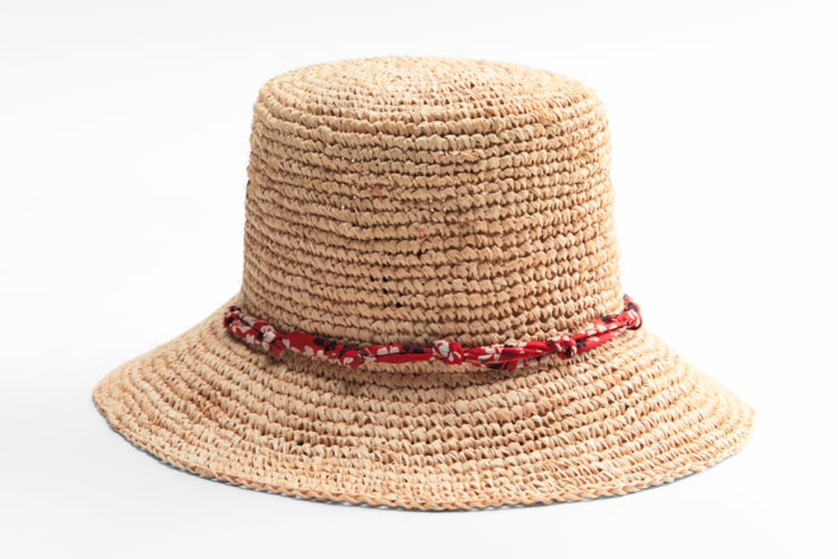 ALT: Sombrero de Zara con cuerda.