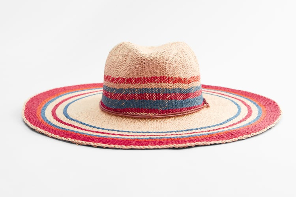 ALT: Sombrero de Zara de rayas.