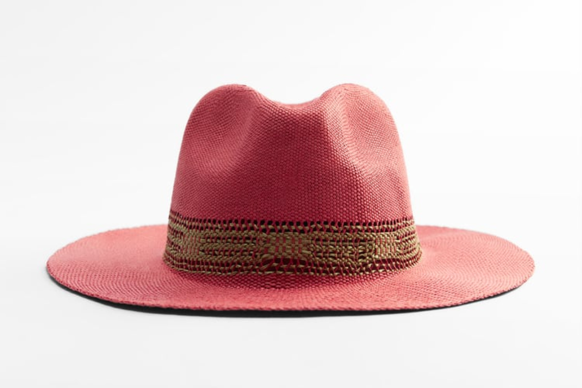 ALT: Sombrero de Zara rosa.