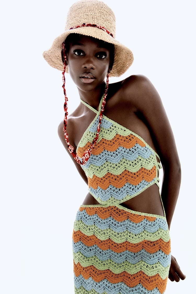 ALT: Una modelo luciendo un sombrero con cuerda de Zara.