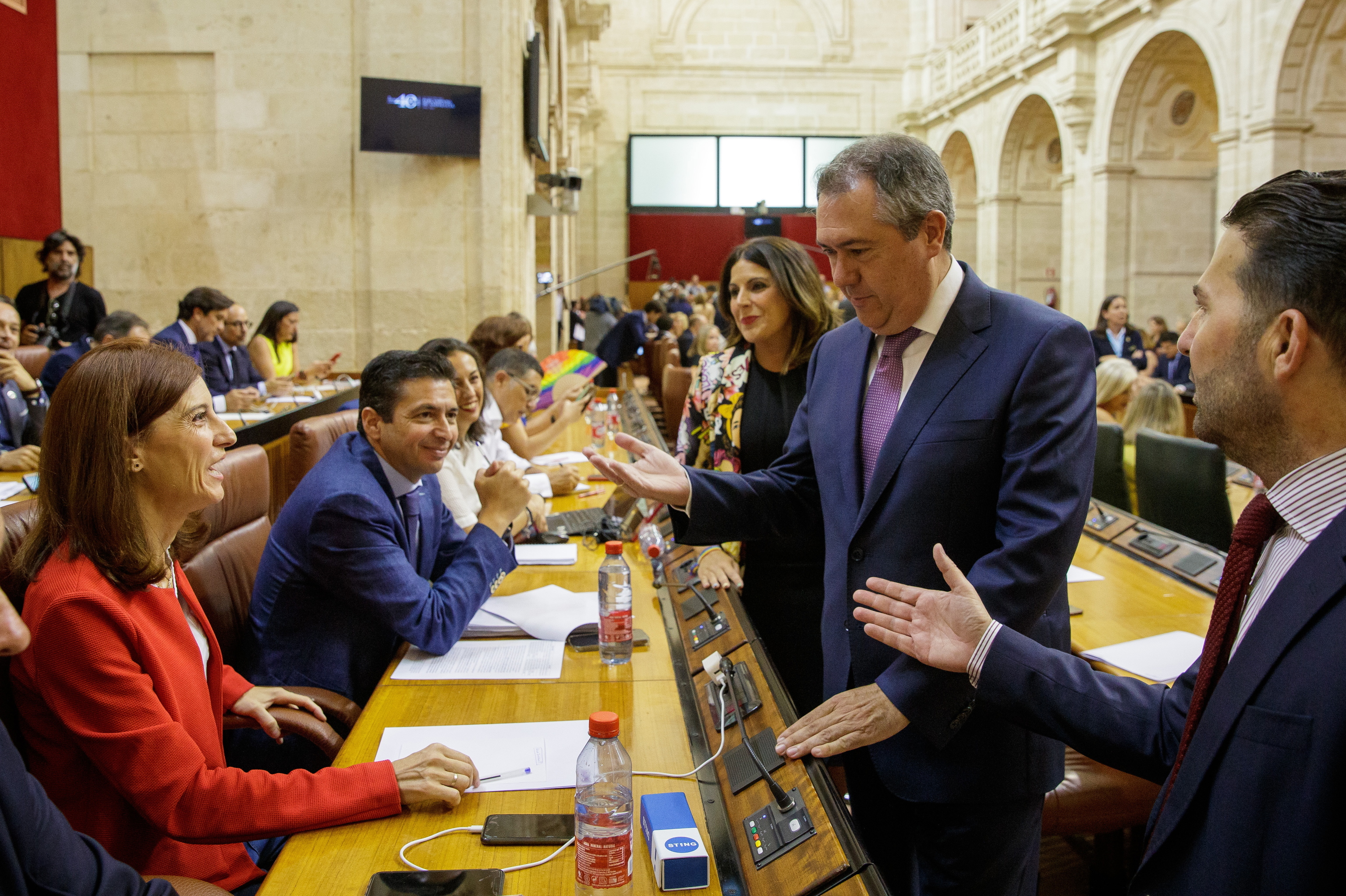 Juan Espadas conversa con los diputados socialistas en el Parlamento andaluz.