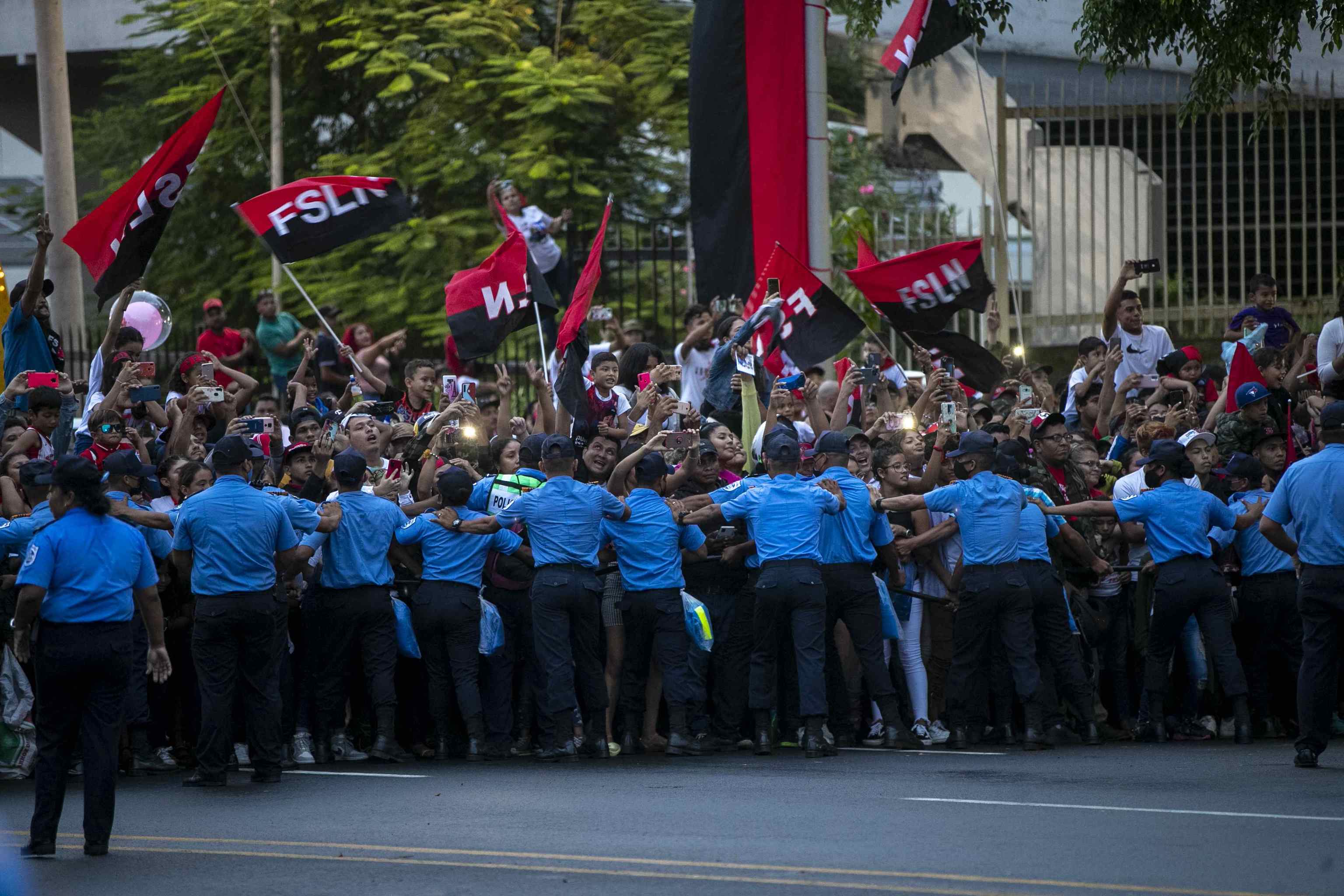 Simpatizantes de Daniel Ortega durante el 43 aniversario del triunfo de la revolución sandinista en Nicaragua.