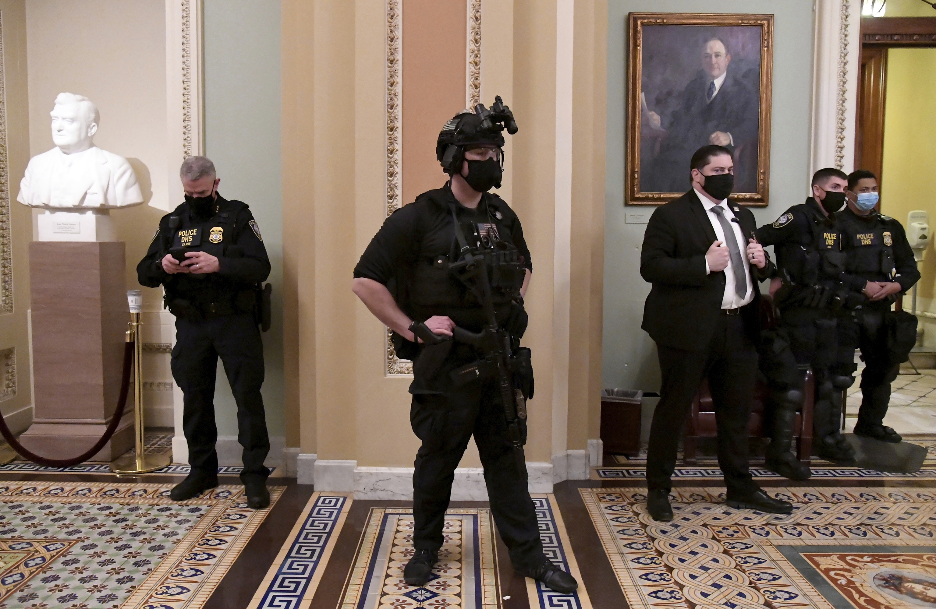 Fuerzas de seguridad dentro del Senado tras el asalto al Capitolio del 6 de enero de 2021.