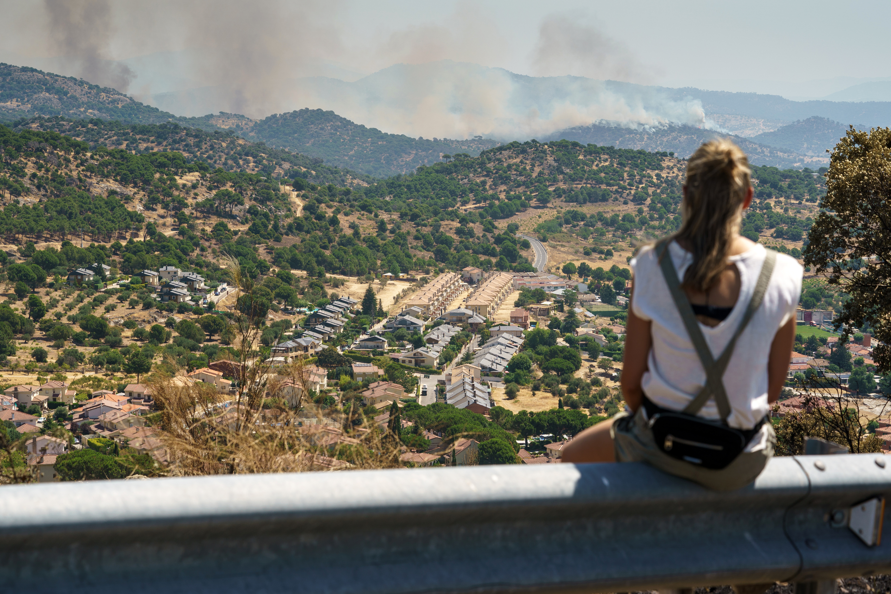 Una mujer observa la columna de humo del incendio declarado el sbado en Cebreros (vila) que ha quemado ms de 3.000 hectreas. EFE/ Ral Sanchidrin