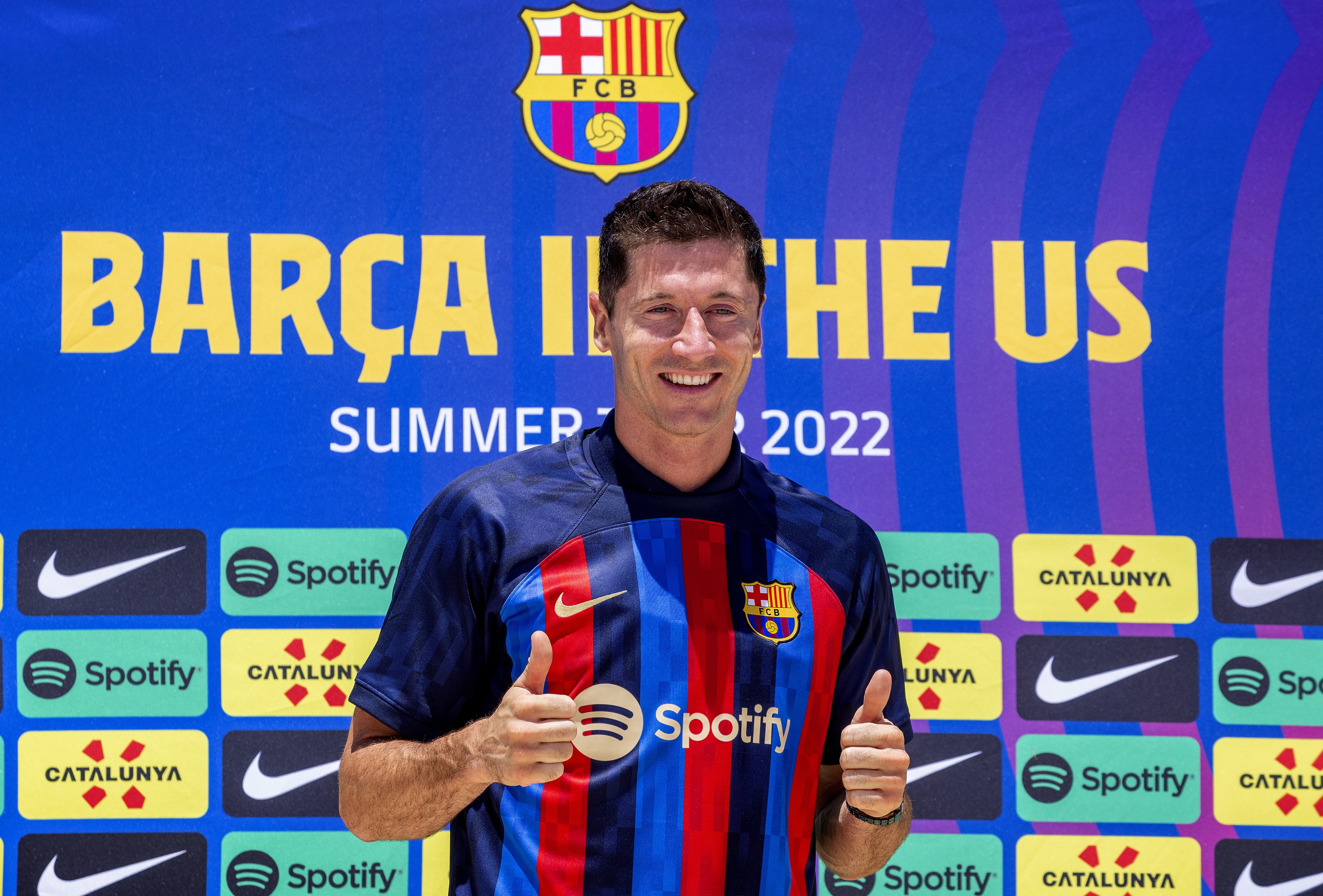 Lewandowski posa con la camiseta del Barcelona durante su presentacin.