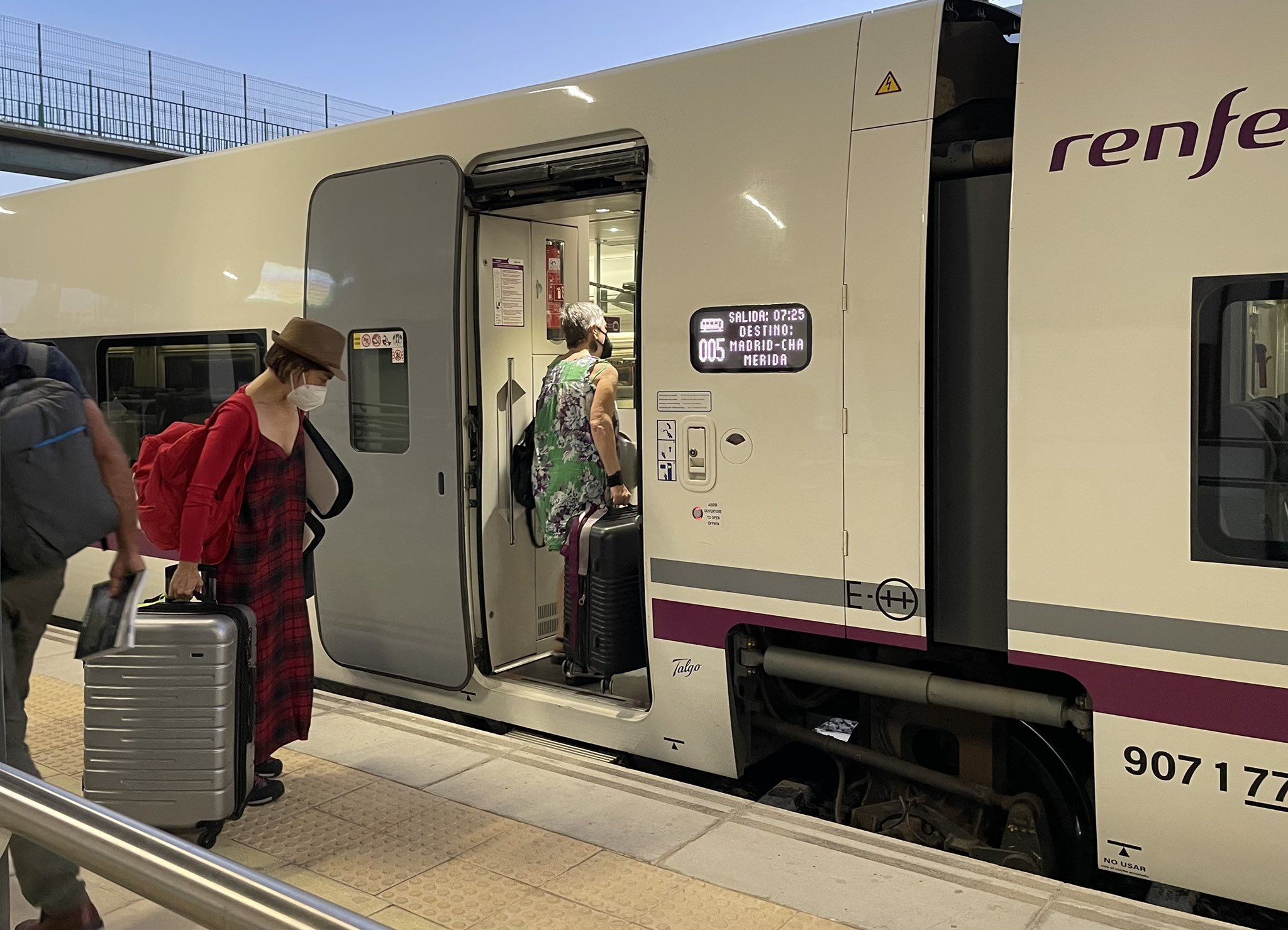 Primer viaje de pasajeros del nuevo tren Alvia que cubre la lnea Badajoz-Madrid.